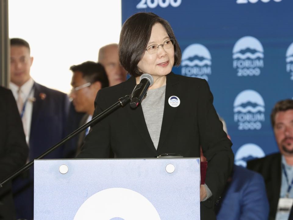 前總統蔡英文卸任後繼上個月首度出訪歐洲，將再赴加拿大出席「哈利法克斯國際安全論壇」。圖為蔡英文10月中旬訪歐出席捷克「公元兩千論壇」畫面。（翻攝自蔡英文臉書）