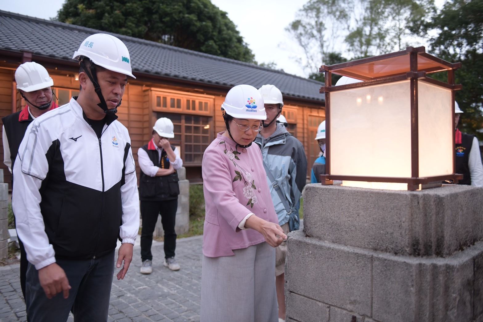 吳勁毅（左）疑似被控將軍府標案圖利廠商等情況，今遭檢調約談。（花蓮縣府提供）