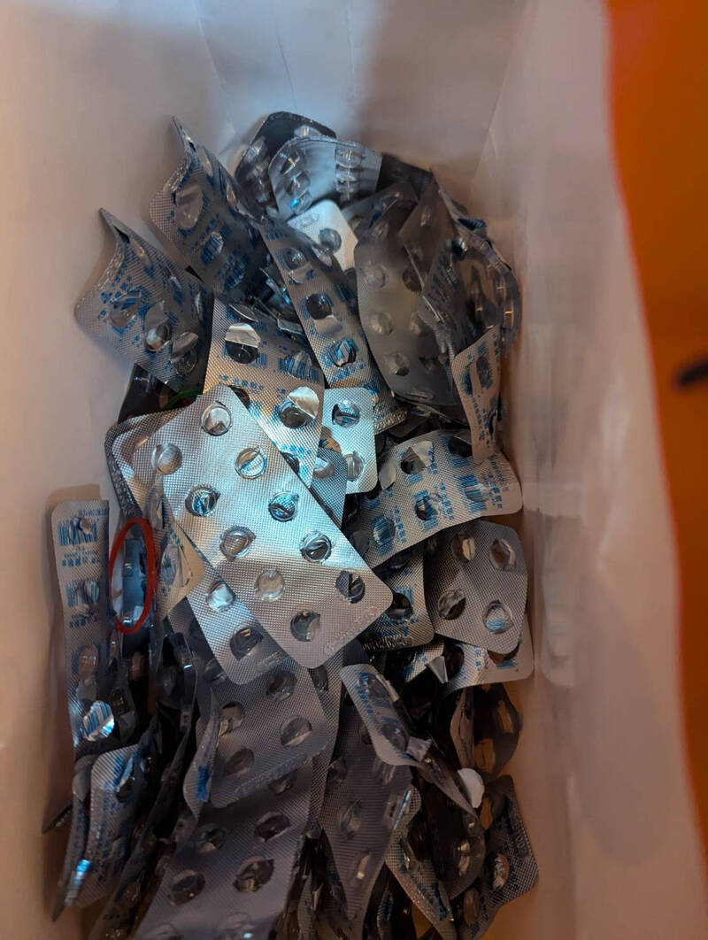 徐男購買大量感冒藥，提煉安非他名前期原料「假麻黃鹼」。（警方提供）