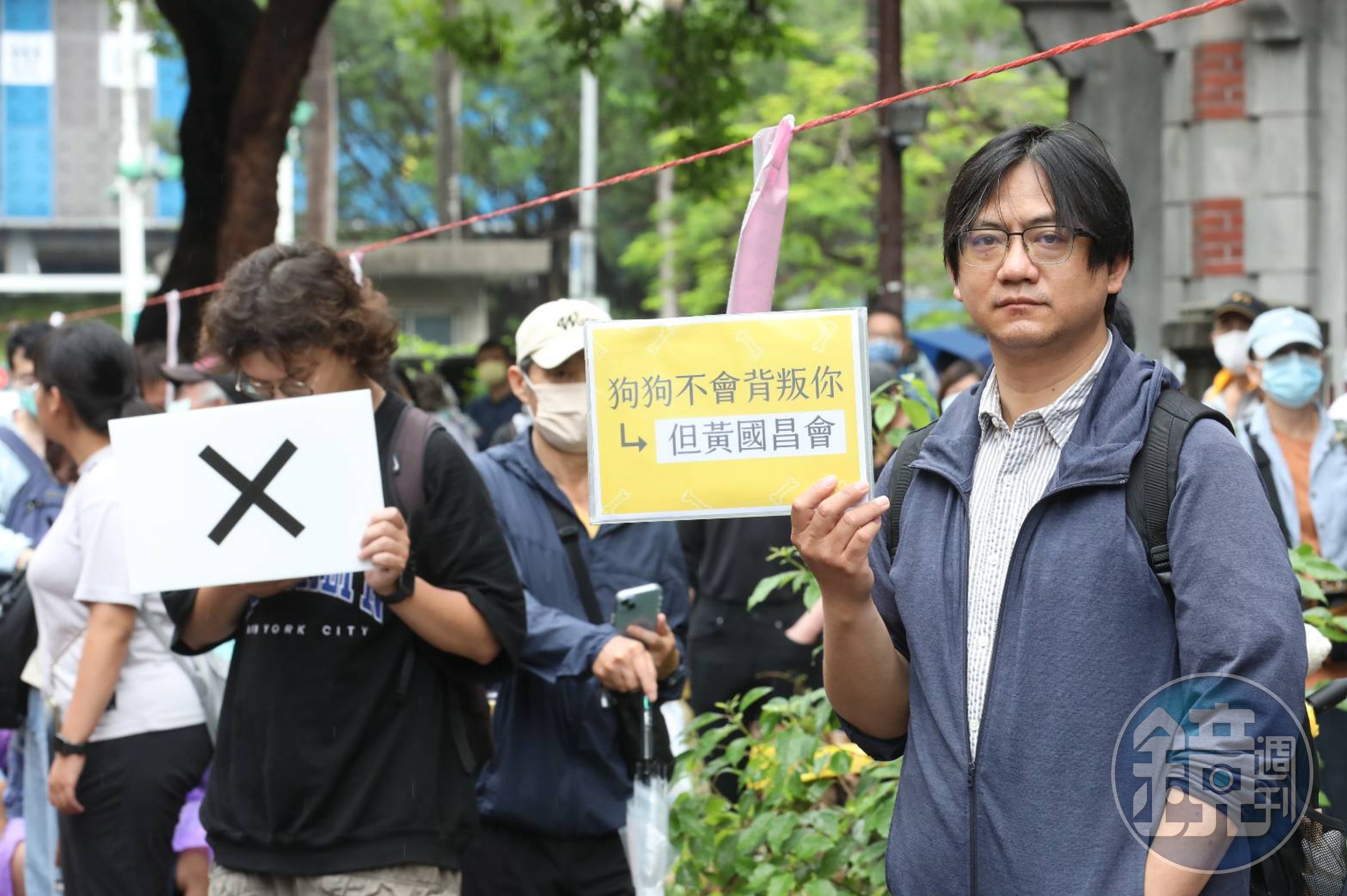 立法院場外有許多民眾自發性到場抗議，當中罵黃國昌的手舉牌最多、最凶。