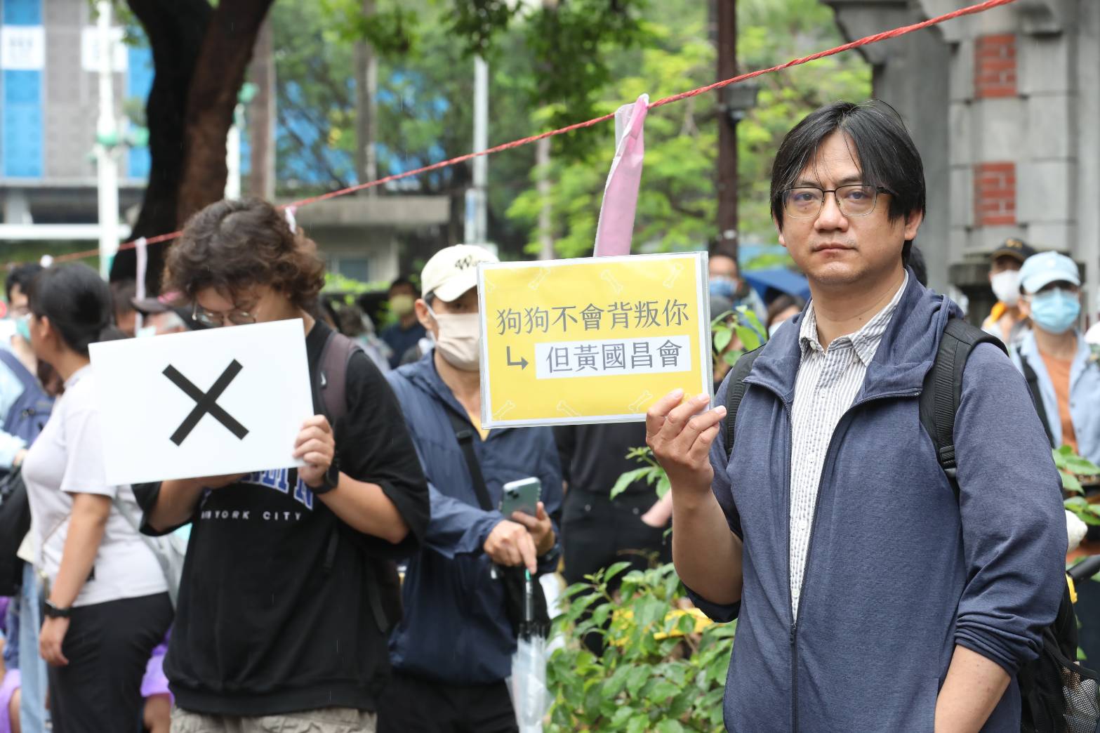 立法院場外有許多民眾自發性到場抗議，當中罵黃國昌的手舉牌最多、最凶。