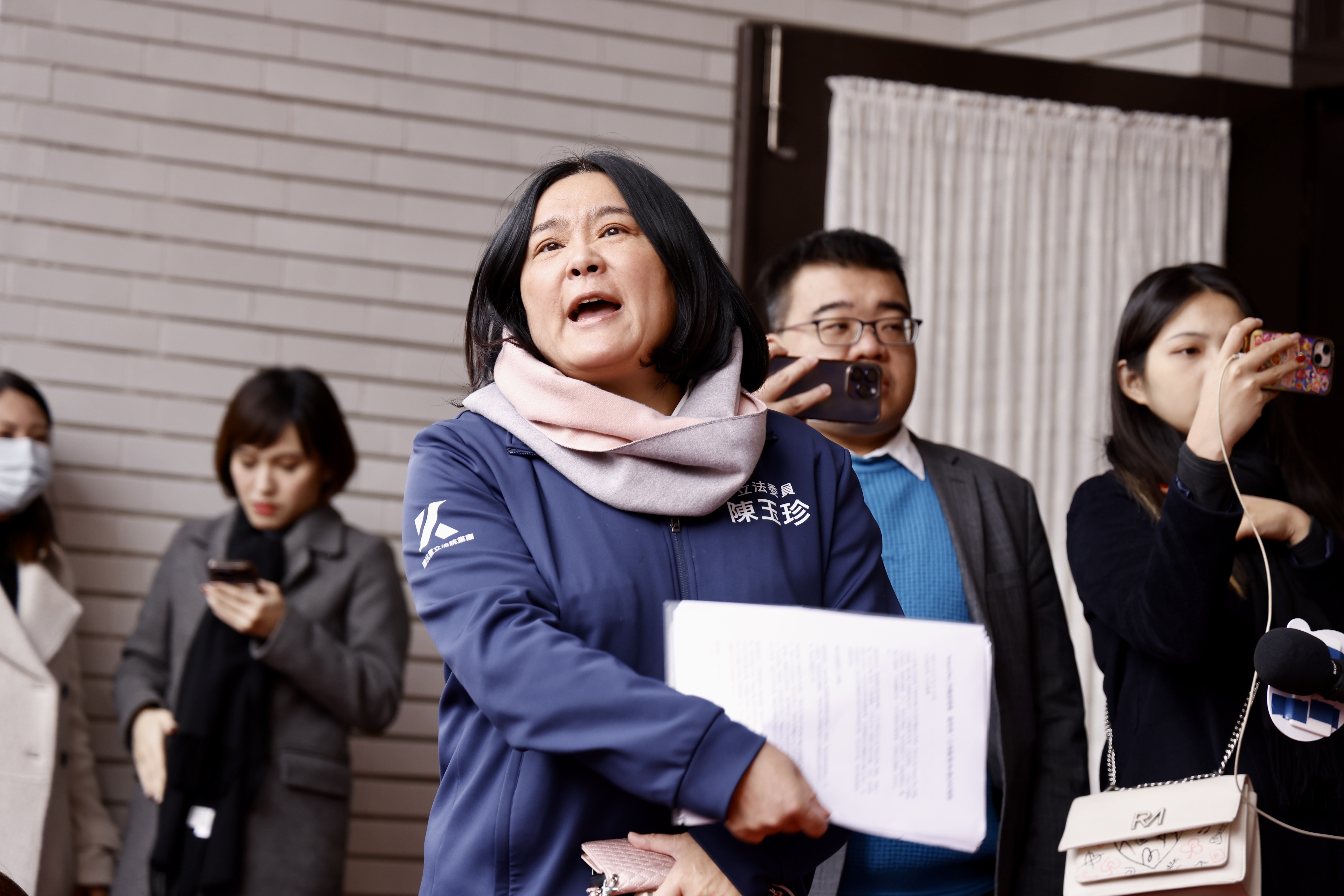 立委陳玉珍提案刪除文化部補助公視23億元預算引發反彈，甚至稱文化界為「丟掉那隻要飯的碗」。