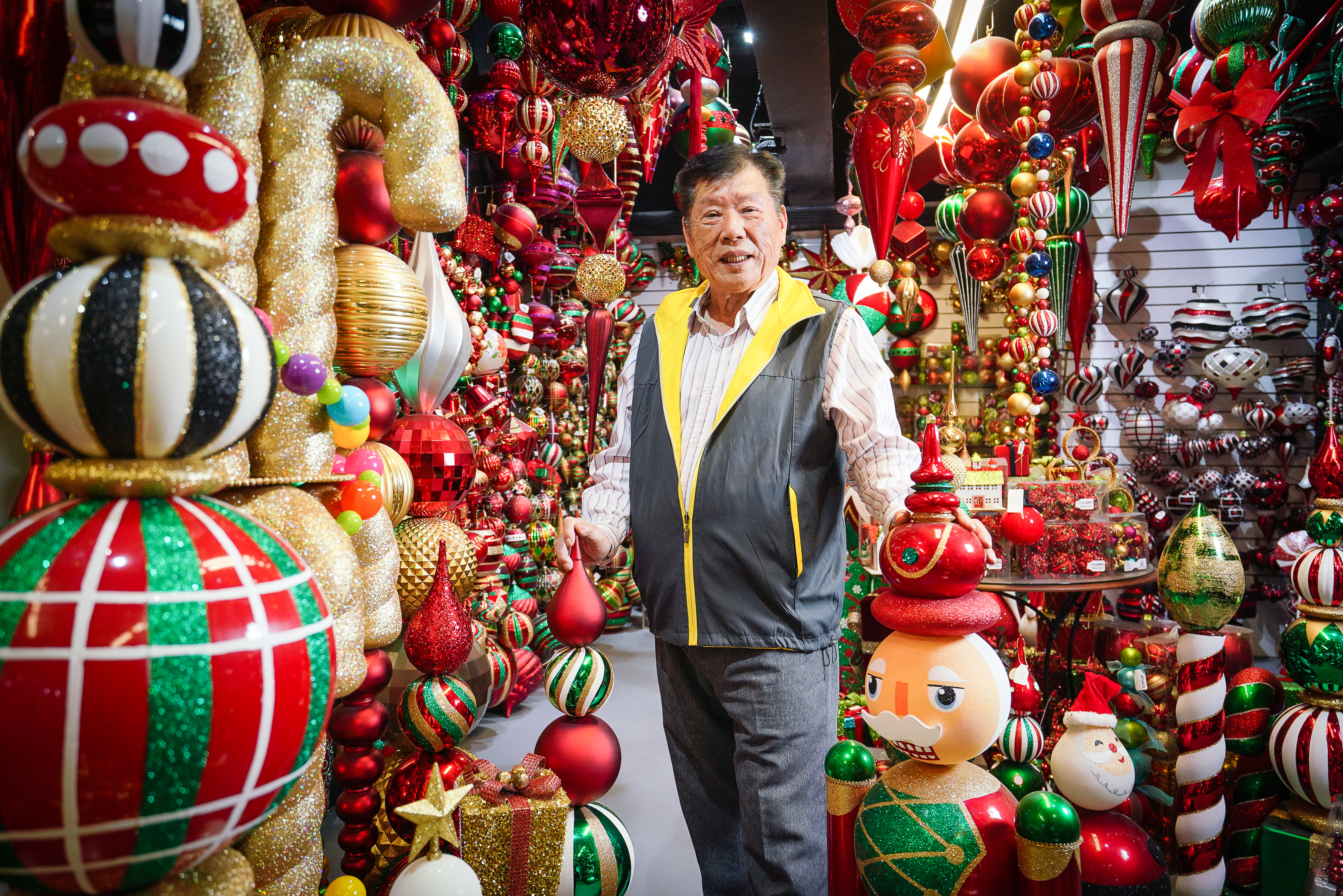 張松田（右）僅國小畢業，以無限創造力建立耶誕飾品王國。