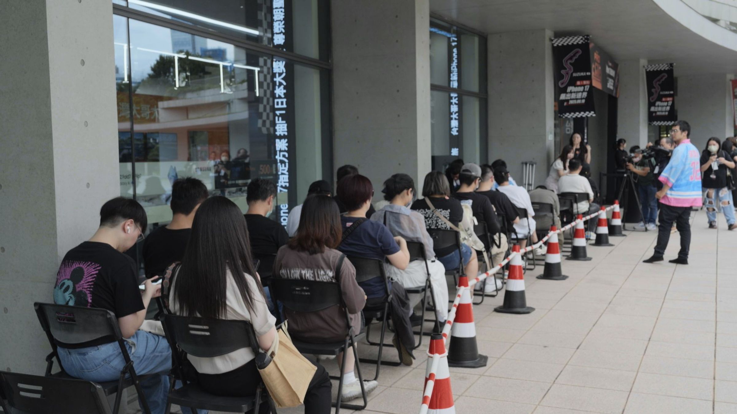 台灣大臺北文創門市一早已湧現搶辦排隊人潮,果粉們迫不及待入手新機!