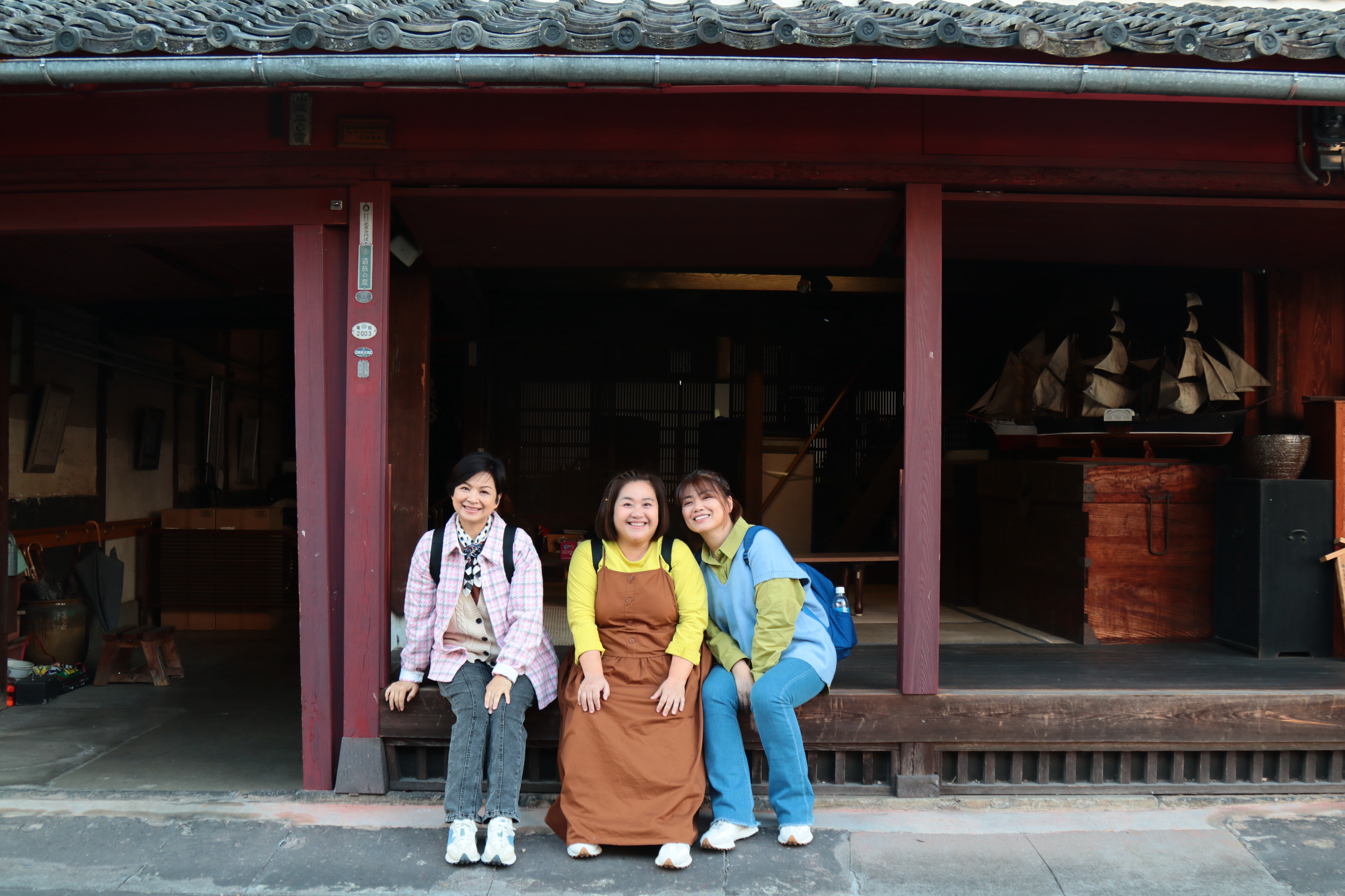 楊貴媚（左起）、鍾欣凌、嚴藝文趁錄影空檔逛街。（桂田文化藝術基金會提供）