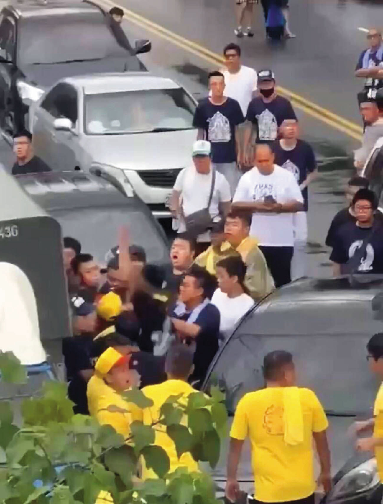 黑幫常將宮廟當成吸收人員的據點之一，舉辦活動時也常見陣頭互相叫囂鬧事。（讀者提供）