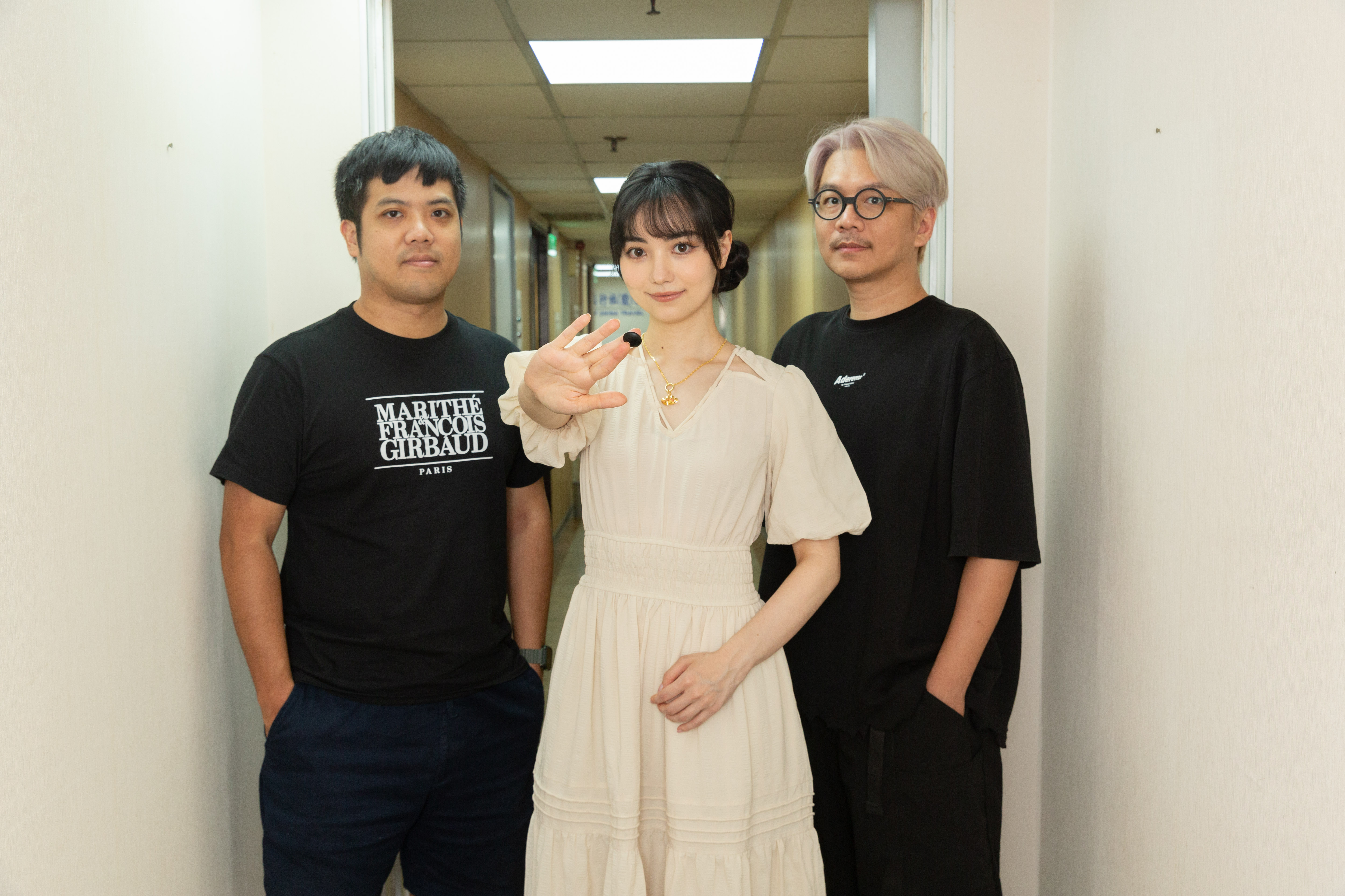 黑嘉嘉（中）近年致力於推廣圍棋，與程式老爹創辦人徐煊博（左）、dosomething studio創意總監王宗欣（右）合作打造《烏鷺爭霸》。