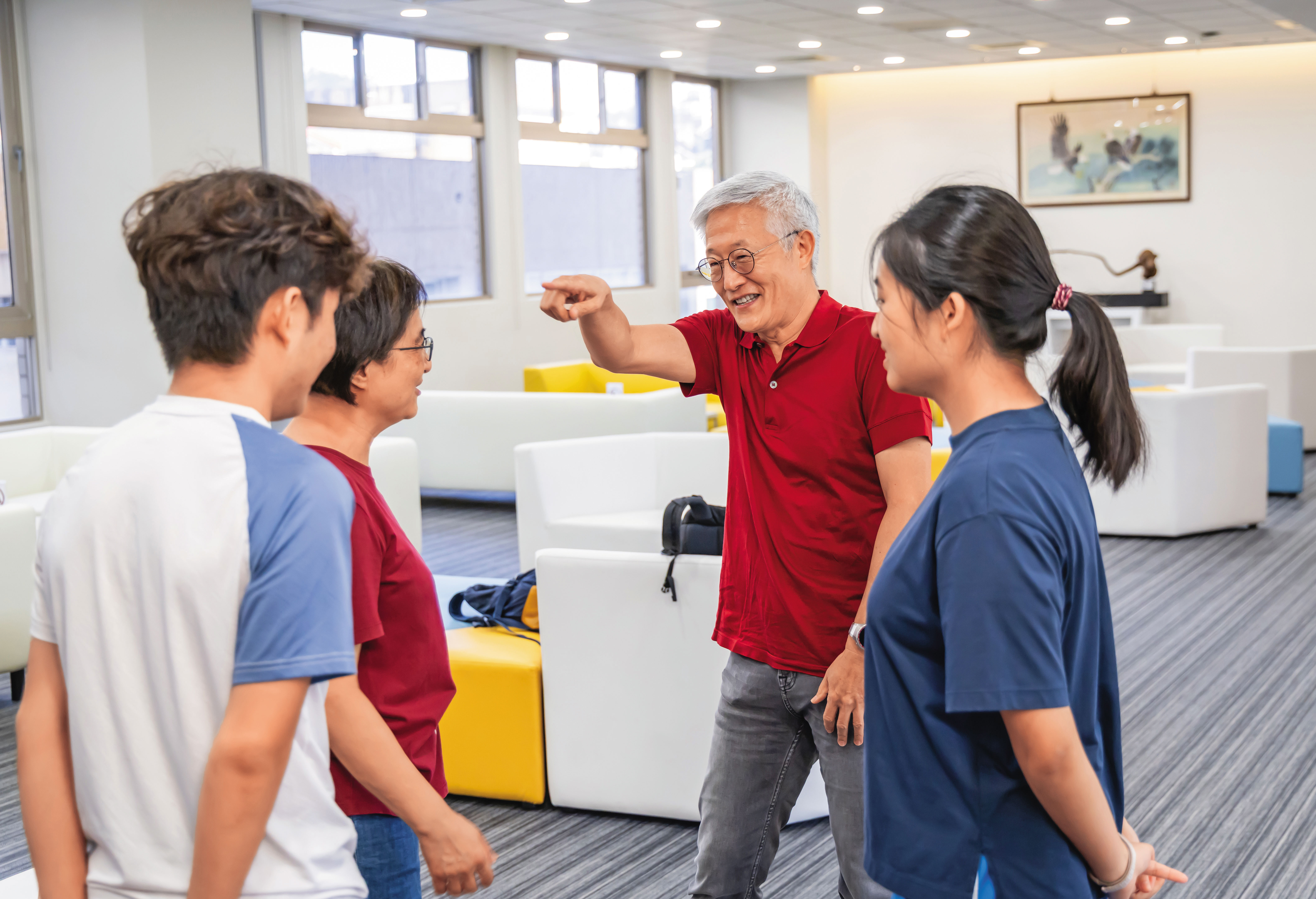 周行一（右2）經常跟學生分享，投資就是要買進整個市場、分散風險，才能安心等待財富穩穩進口袋。