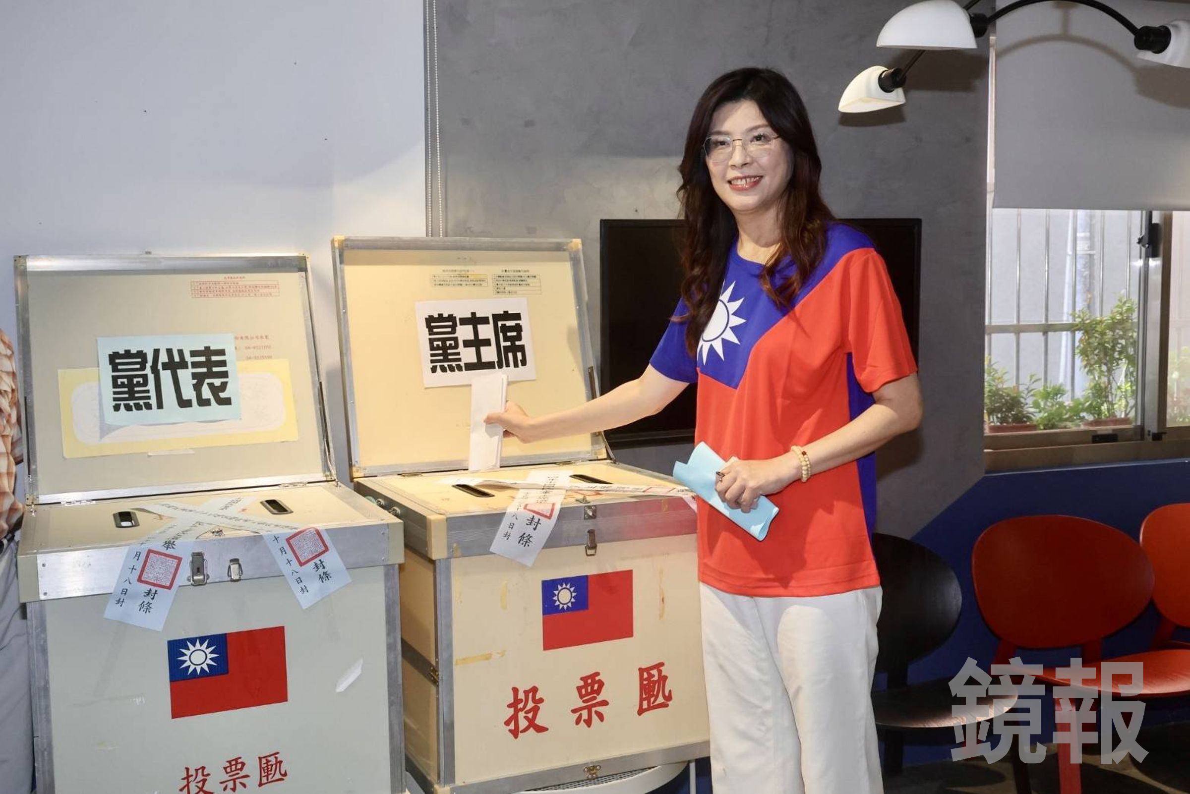 鄭麗文今穿國旗裝投票。（鏡報林煒凱攝）