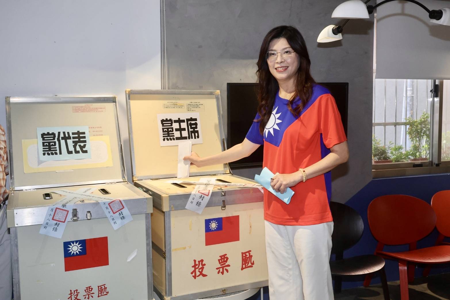 鄭麗文今穿國旗裝投票。（鏡報林煒凱攝）