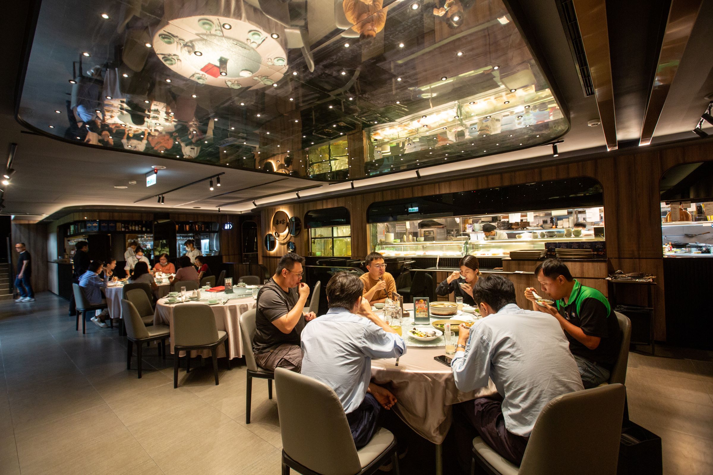 位於台中人暱稱小天母北屯山西路上、由鵝房宮創辦人張志民開設的春日宴，現已成為台中一流的粵菜餐廳，其年營業甚至高過了鵝房宮在公益路上的旗艦餐廳。