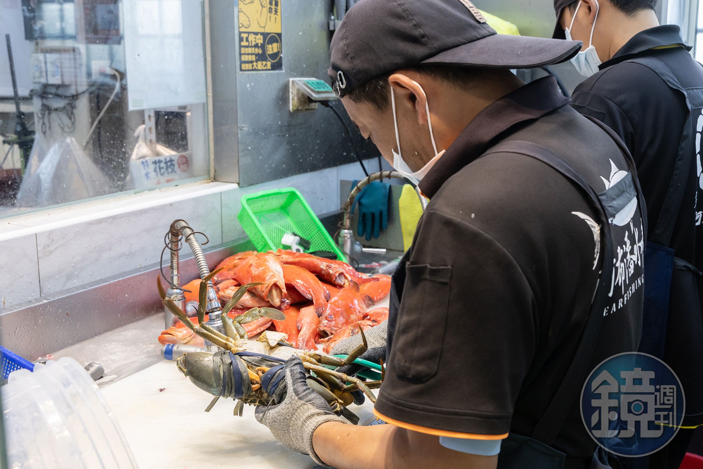 店內提供免費的代客殺魚服務，降低料理門檻，讓吃海鮮變容易。