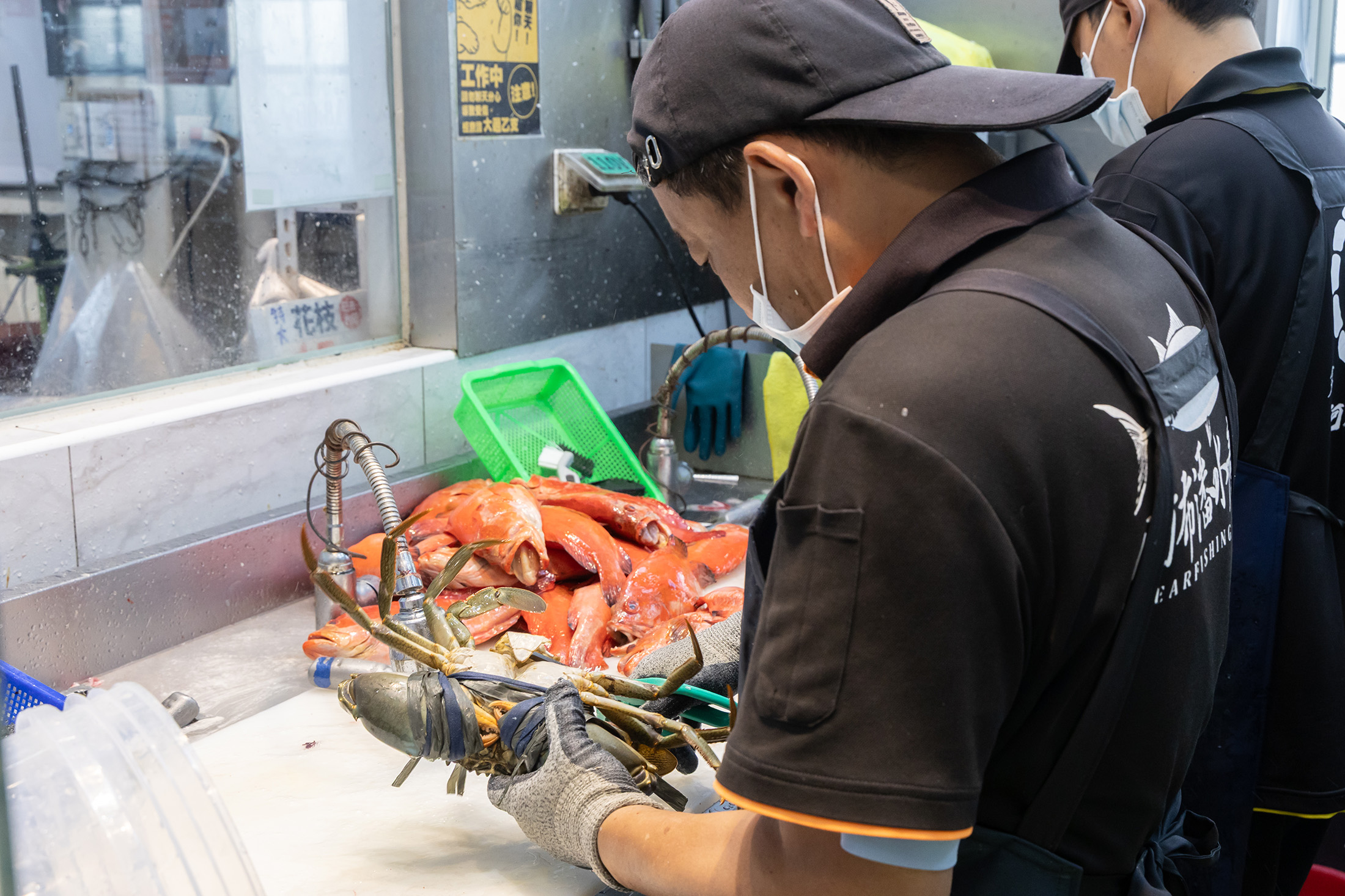 店內提供免費的代客殺魚服務，降低料理門檻，讓吃海鮮變容易。