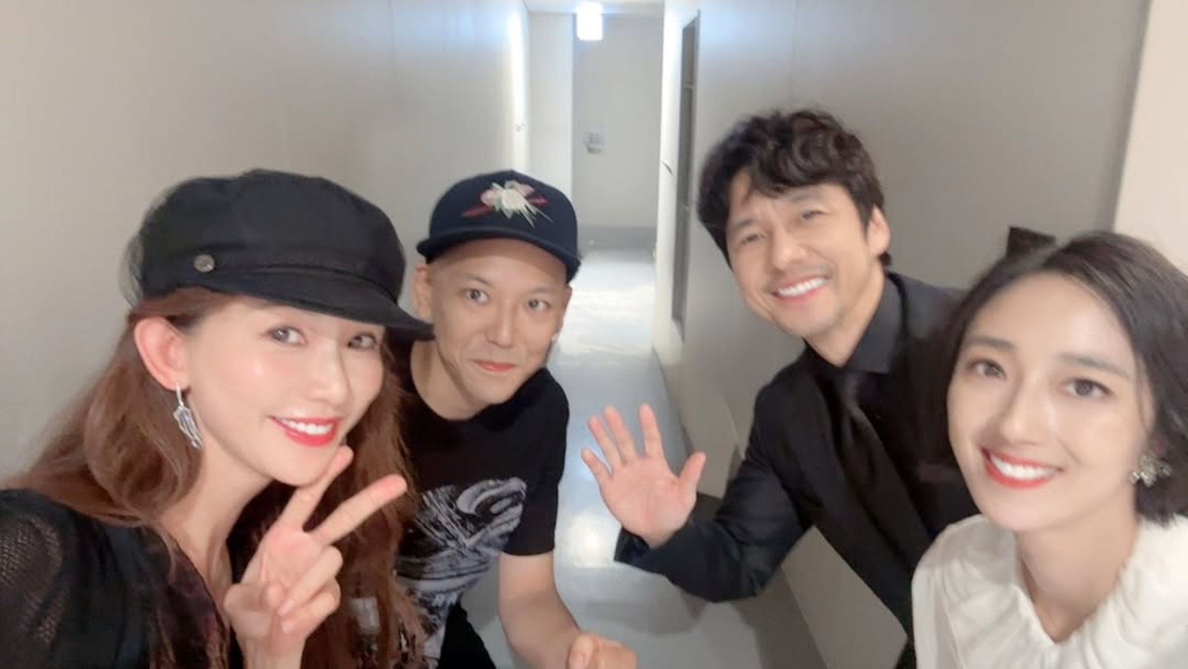 林志玲（左起）、真利子哲也、西島秀俊、桂綸鎂同框自拍。（翻攝林志玲IG）