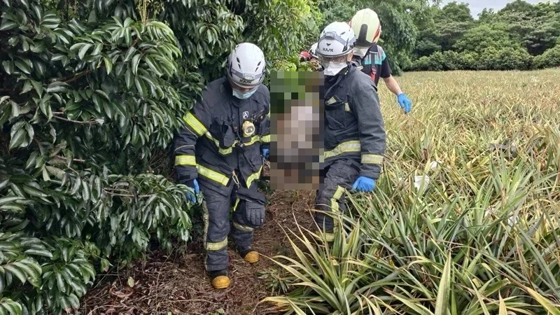 彰化芬園一處荔枝園旁空地被民眾發現可疑包裹，竟是一具遺體。（消防局提供）