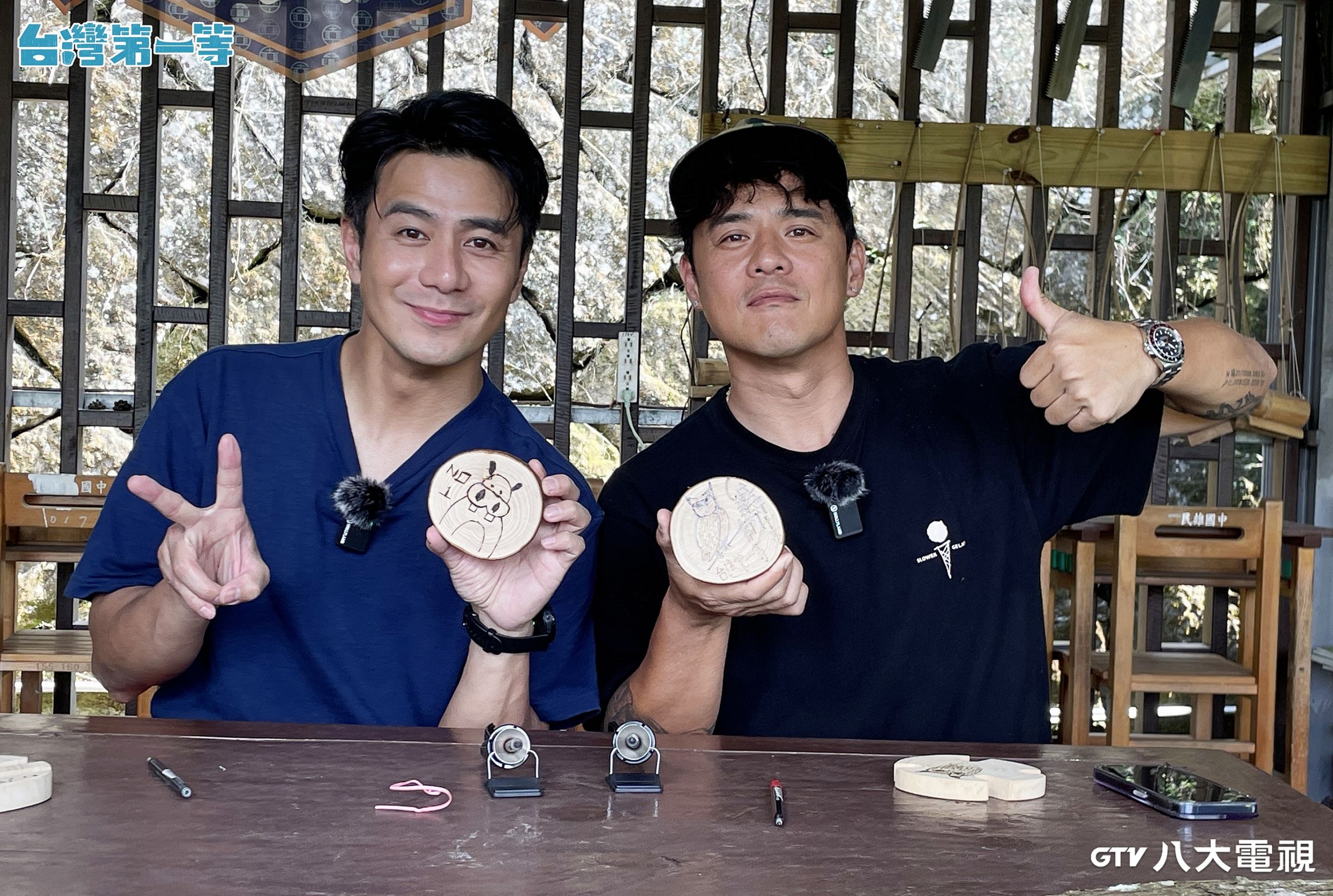 郭彥均、竇智孔到嘉義出外景。(八大提供)