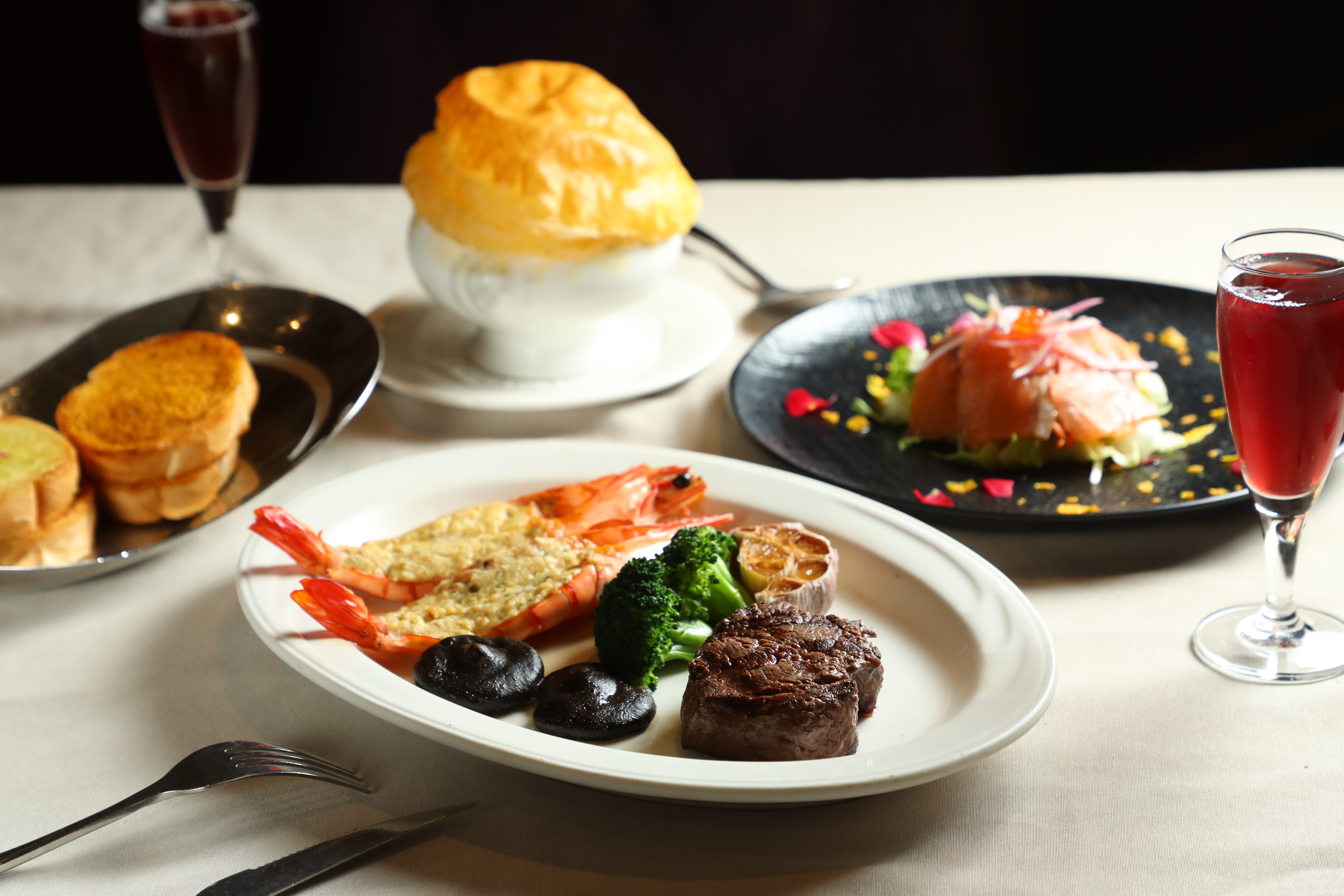 「特香齋西餐廳」的海陸大餐「菲力牛排 海大蝦」使用六盎司紐西蘭菲力搭配蒜香焗烤明蝦。（1,520元／套餐）