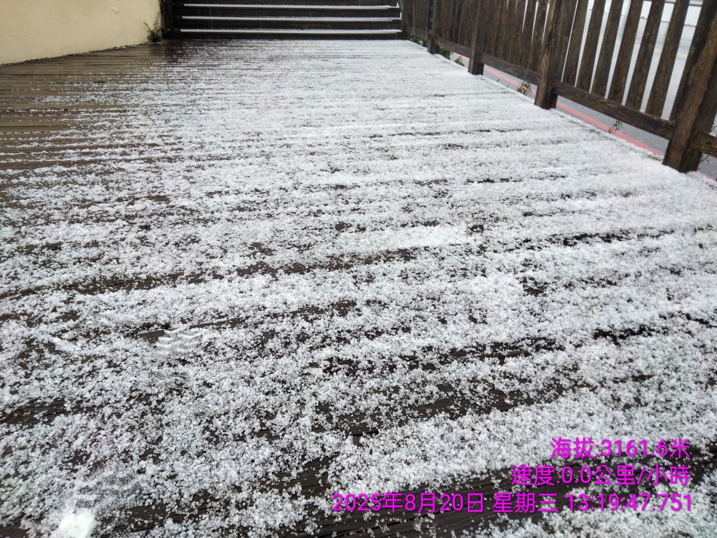 合歡山今日下午1時許下起冰雹。（臺灣追雪團 林楓提供）