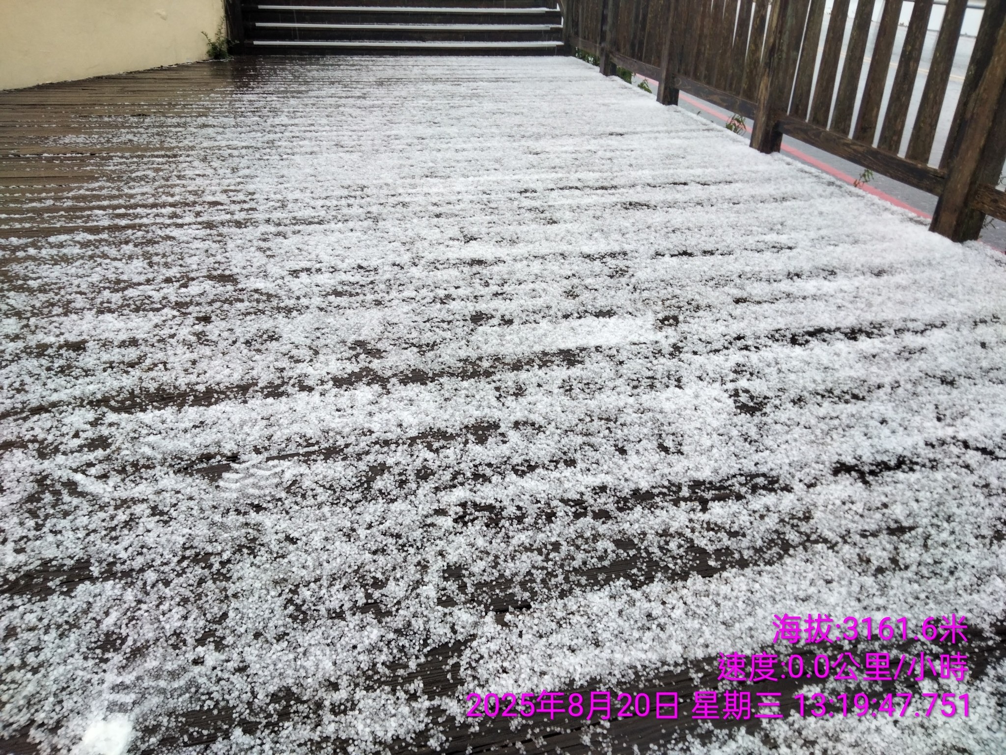 合歡山今日下午1時許下起冰雹。（臺灣追雪團 林楓提供）