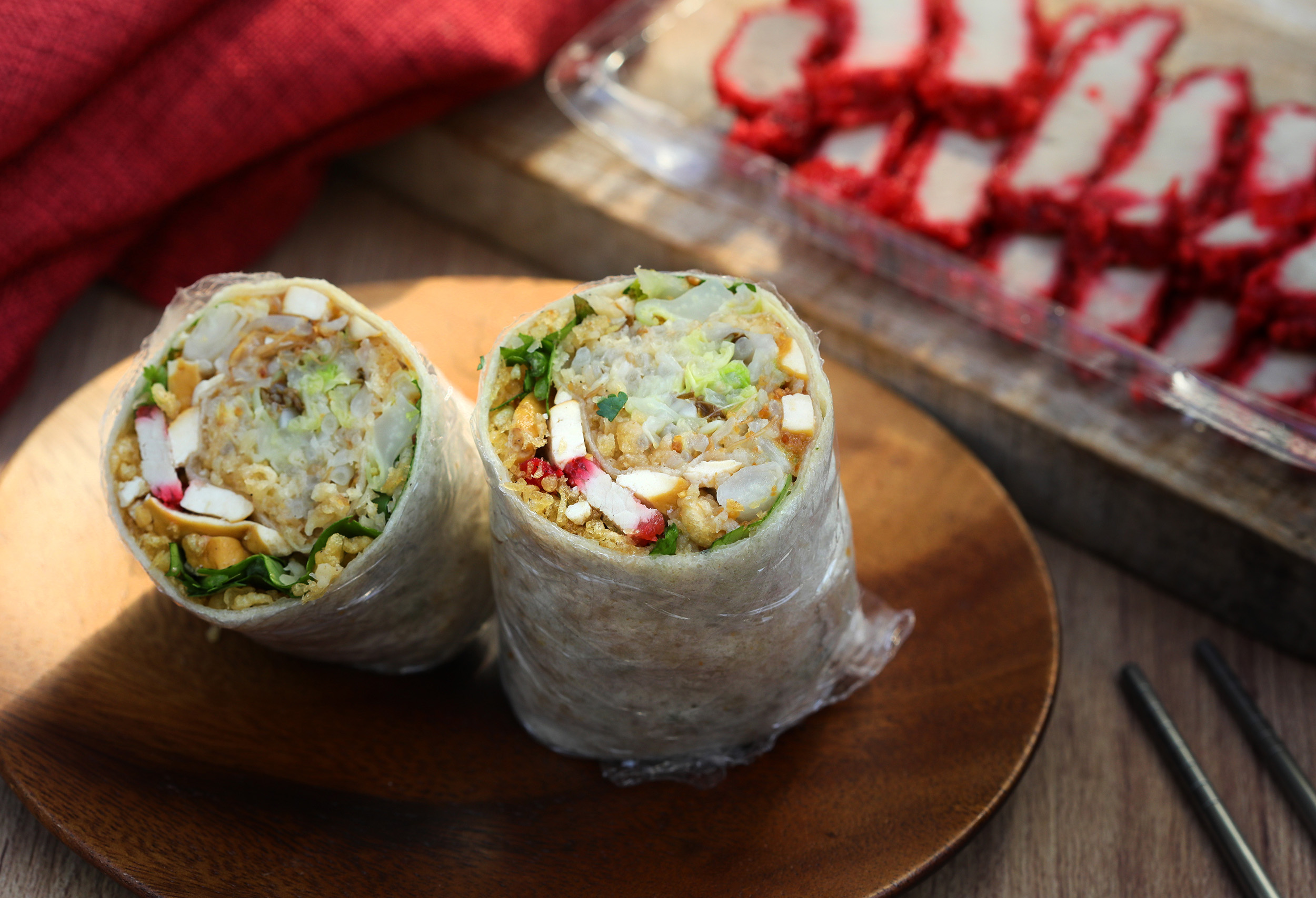 「惠Q潤餅」是開在台北東門市場25年的潤餅攤，以自家祕製的紅燒肉與Q彈餅皮深受民眾喜愛。