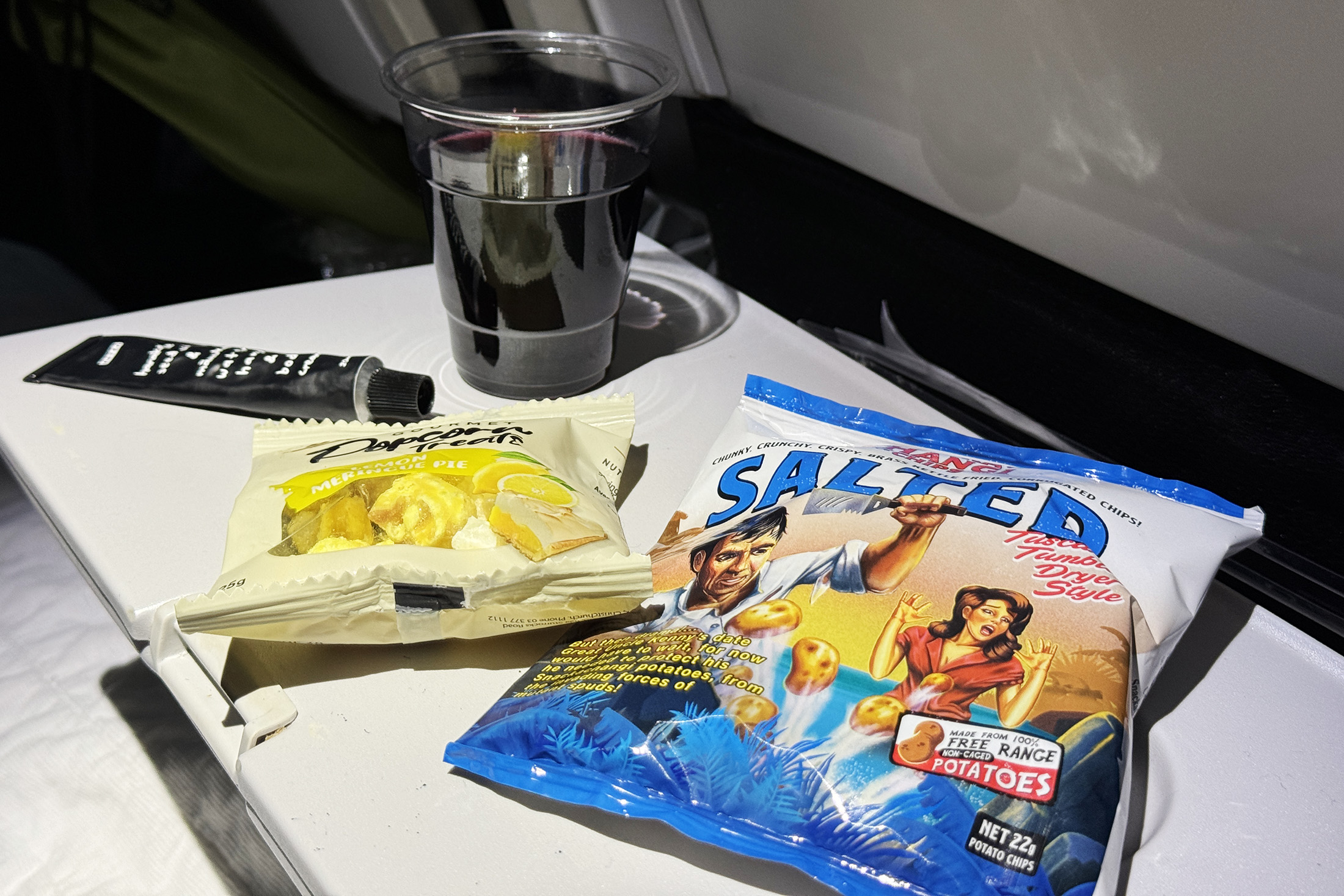 空中沙發的訂位艙等也是經濟艙，因此餐點比照一般經濟艙，過夜航班時，廚房也會供應紐西蘭的洋芋片、餅乾等零嘴。