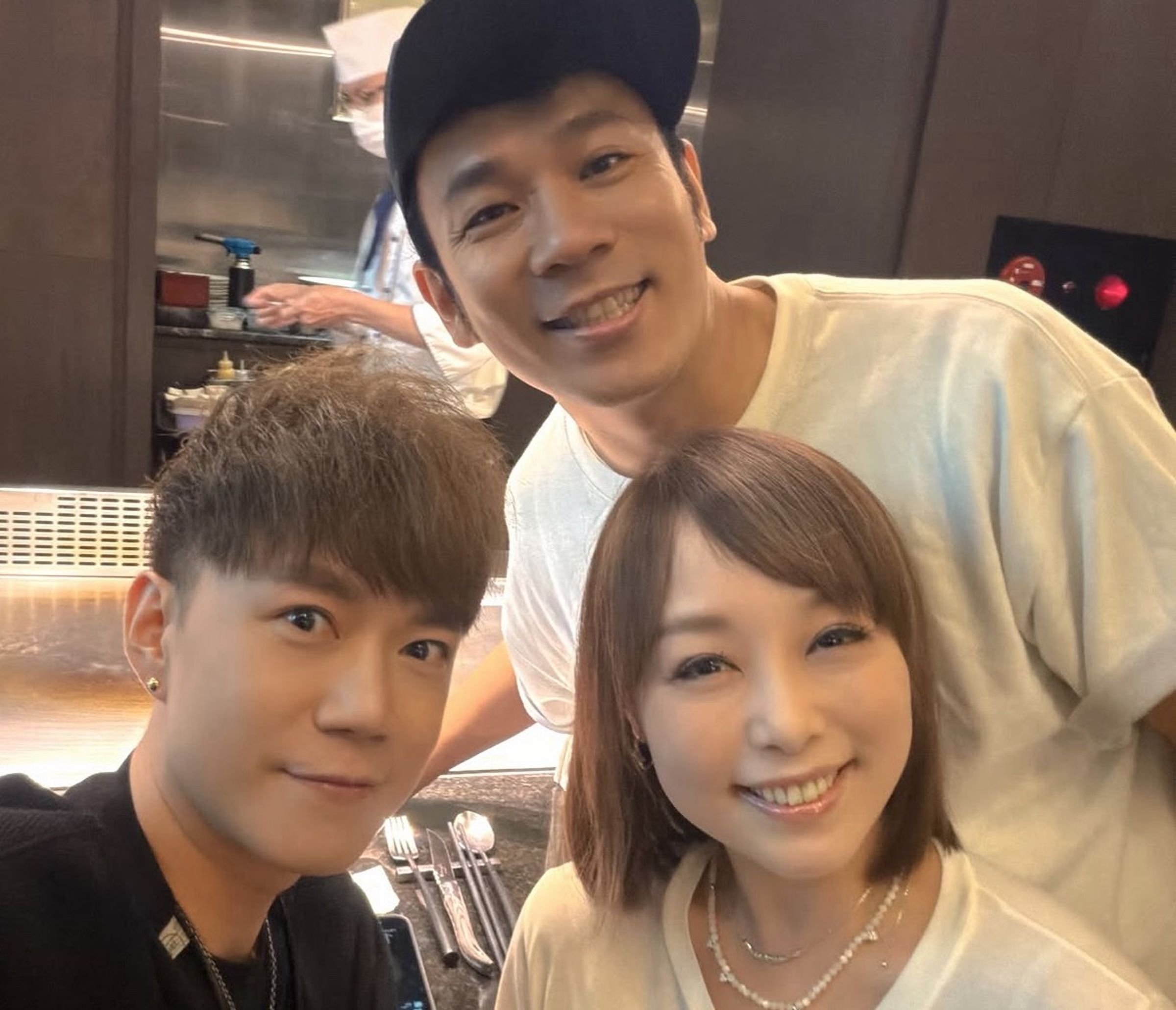 藝人李岳驚喜發出第一代「水果家族」合體聚會照，水蜜桃和香蕉外型凍齡。（圖／翻攝李岳IG）