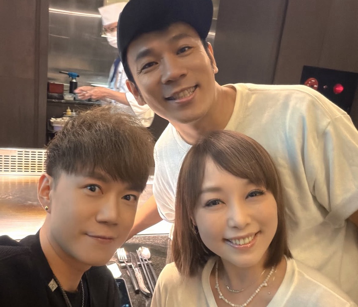 藝人李岳驚喜發出第一代「水果家族」合體聚會照,水蜜桃和香蕉外型凍齡。(圖/翻攝李岳IG)