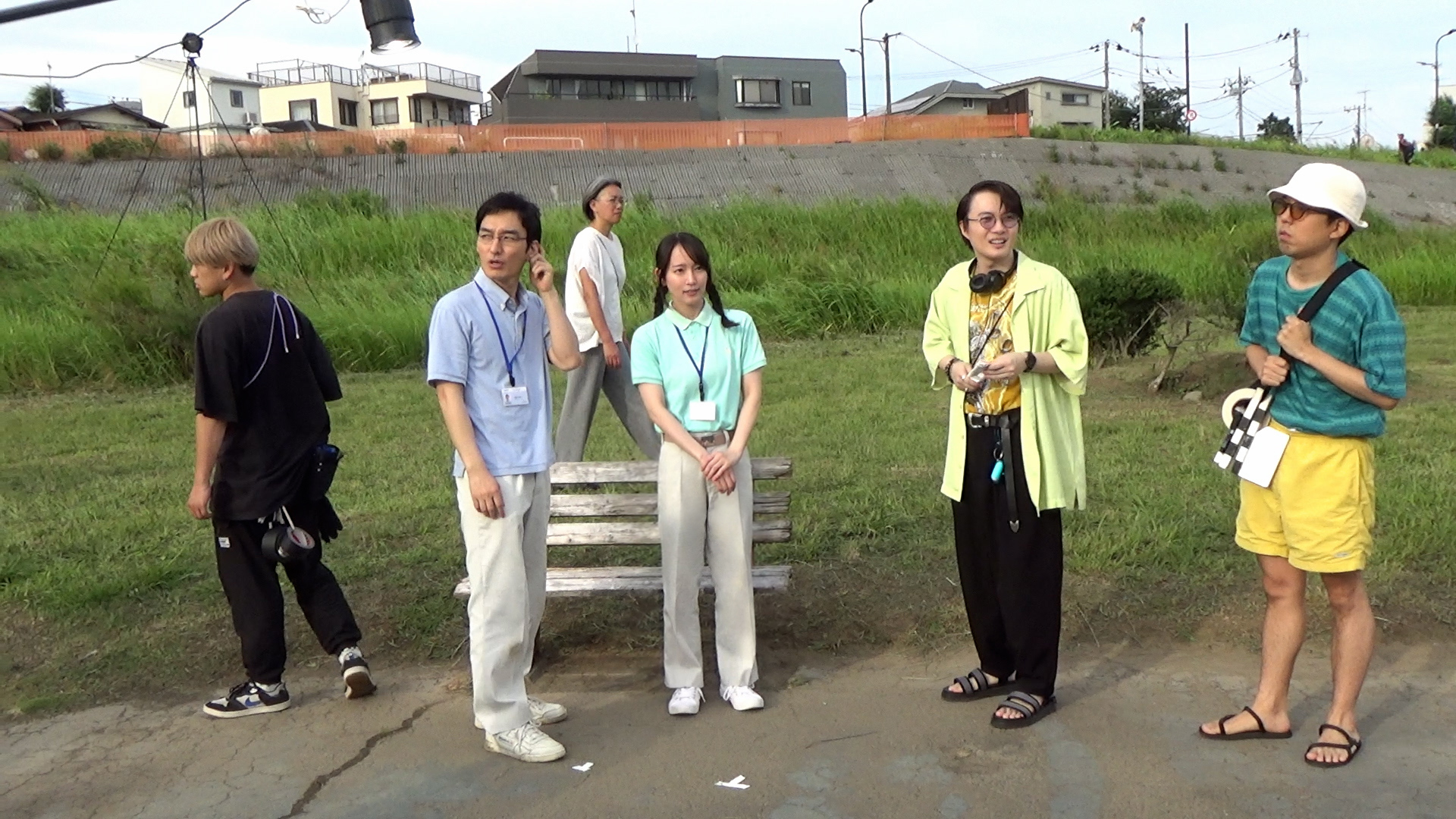 故事場景都圍繞同一張椅子,奧山由之藉著攝影機的角度、光線和構圖,增添畫面的豐富度。(光年映畫提供)