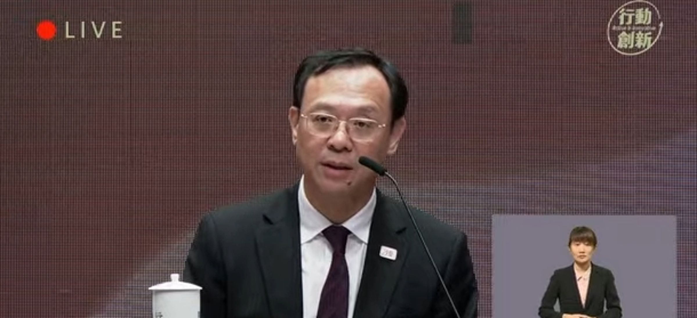 石崇良今日於行政院會後記者會說明台大肺結核個案。(翻攝自行政院YT)