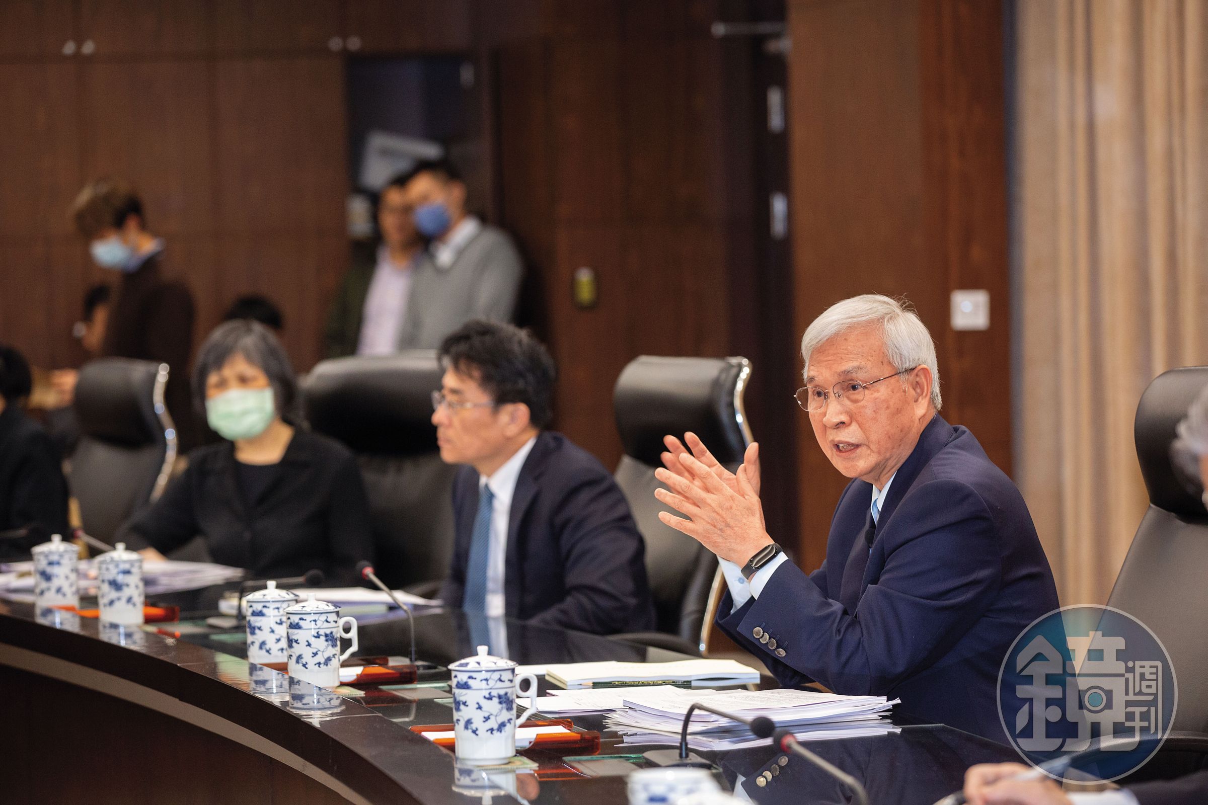 12月央行理監事會未再出手打炒房,但第7波管制的餘威仍對房市影響甚深。圖為央行總裁楊金龍。
