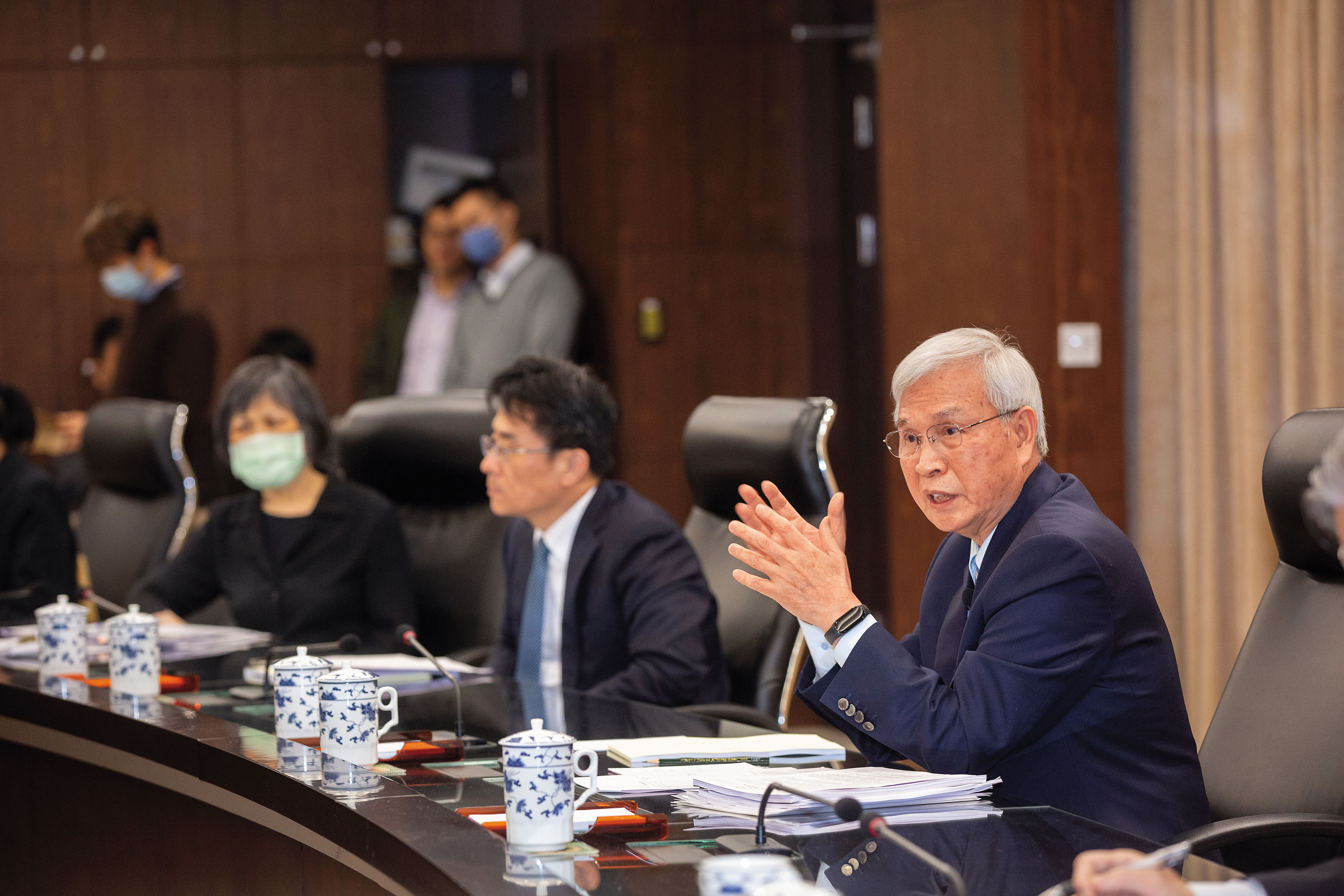 12月央行理監事會未再出手打炒房,但第7波管制的餘威仍對房市影響甚深。圖為央行總裁楊金龍。
