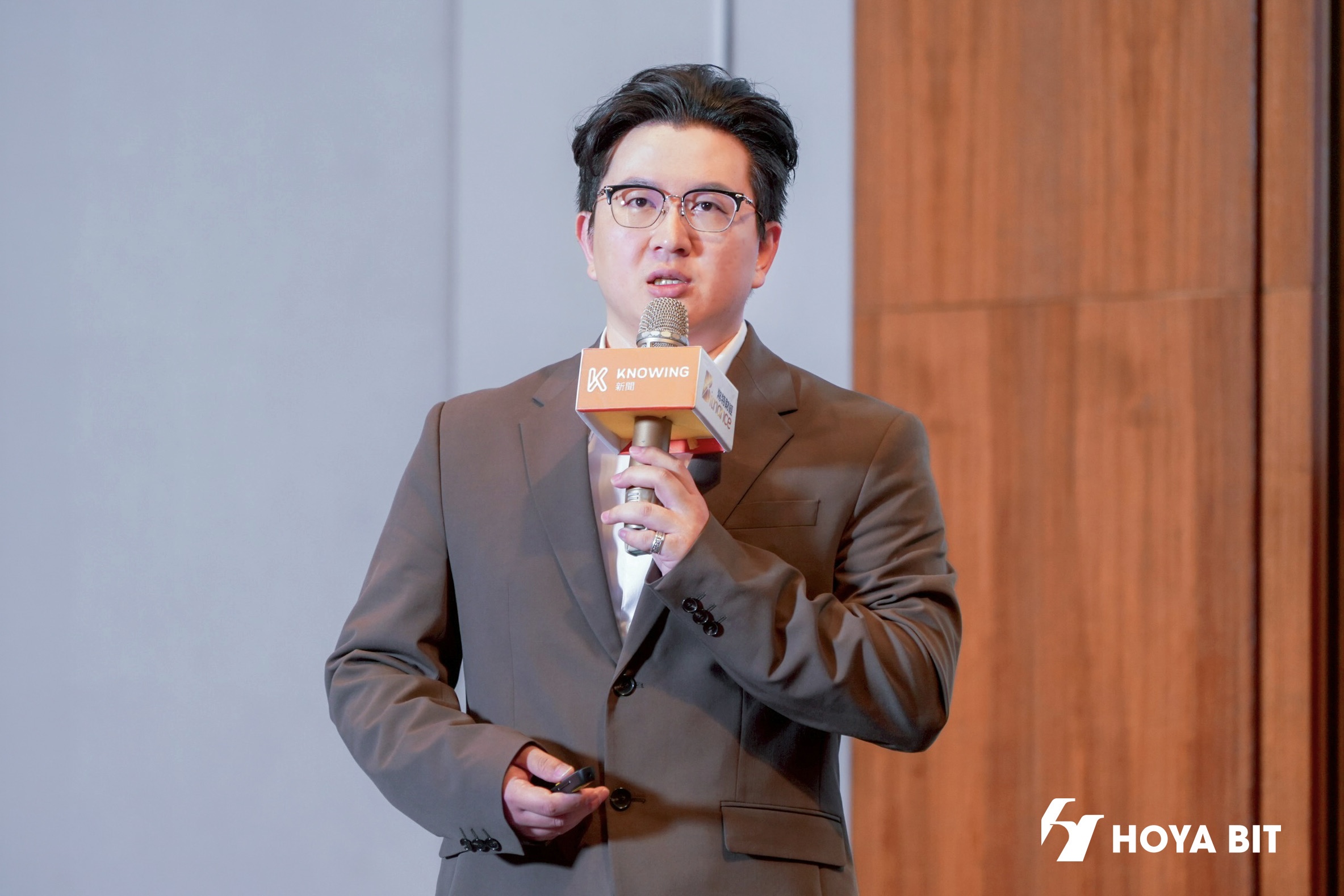 HOYA BIT副總林逸騏分享,該公司透過AI可提供更廣及更即時的服務與陪伴,針對不同層級或需求實現個人化分眾服務。(HOYA BIT提供)