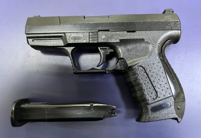 台中市某國中的學生在校門前把玩空氣槍鬧事，警方帶回6名涉案學生依法偵辦。（翻攝畫面）