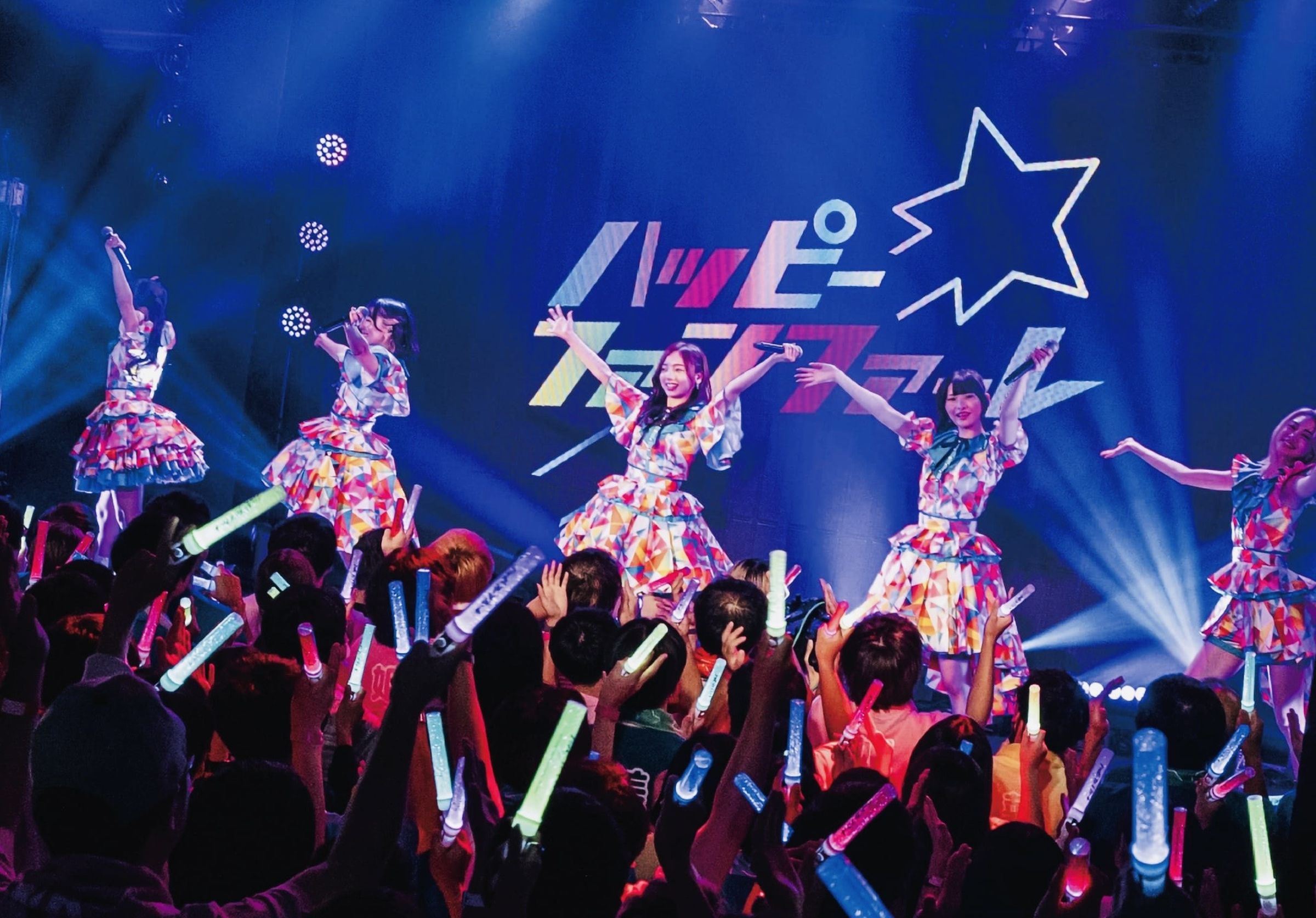 齊藤京子（後排中）主演《偶像禁愛令》粉絲LIVE應援難分真假。（海鵬提供）