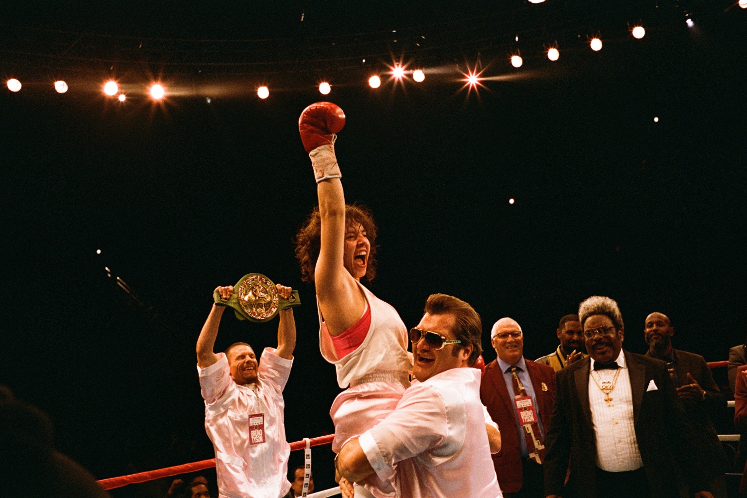 席德妮史威尼經歷增胖、訓練後，重現90年代全美最知名女性拳擊手克莉絲蒂馬丁的賽事。（車庫娛樂提供）