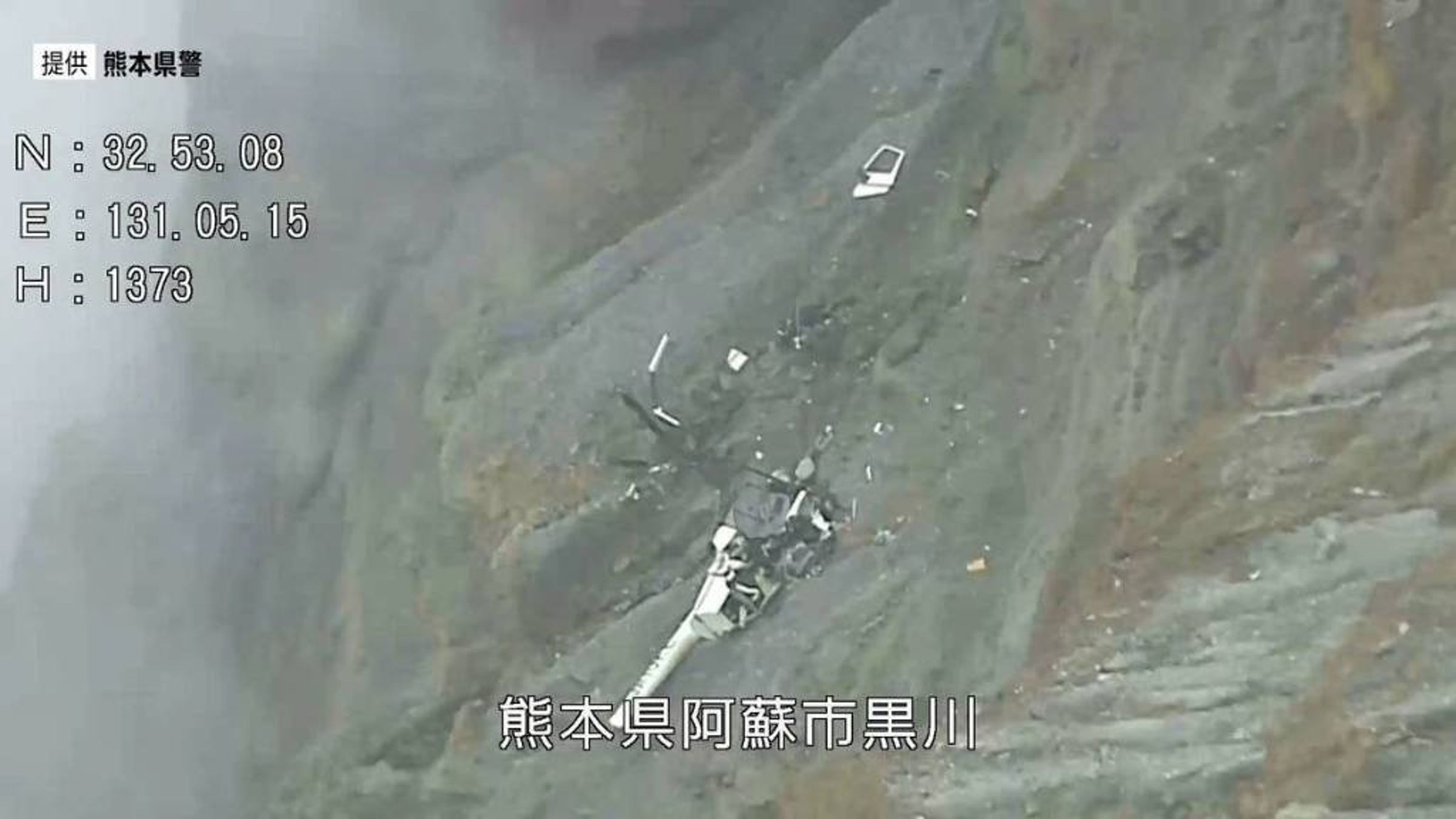 一架觀光直升機在阿蘇中岳第一火山口墜毀,目前機上人員生死未卜。(翻攝日網)