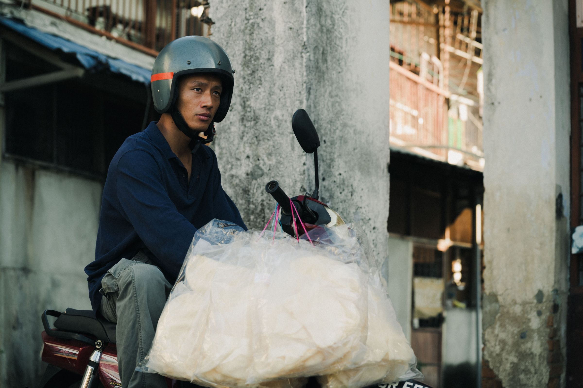 陳澤耀在《黑潮》飾演深藏祕密、背負過去的阿忠。（甲上娛樂提供）