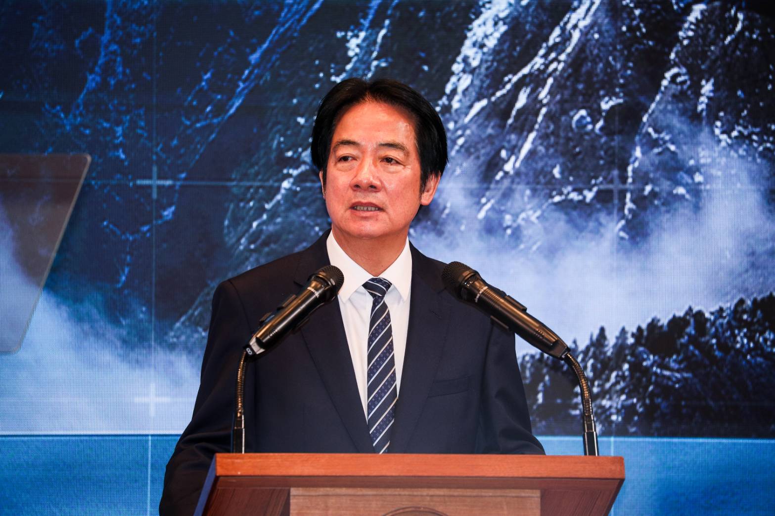 賴清德表示，因應嚴峻情勢，國安團隊將規劃2項行動方案，全面應對迫切的國安威脅，包含在未來8年投入1.25兆國防軍購經費。（鏡報鄒保祥）