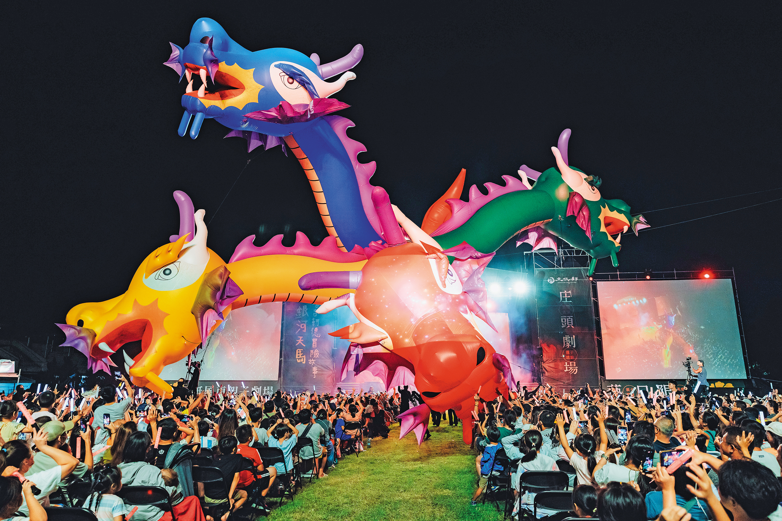 紙風車在嘉義演出《唐吉軻德冒險故事—銀河天馬》經典作品，出動4頭巨龍道具，吸引小朋友熱情互動。（紙風車提供）