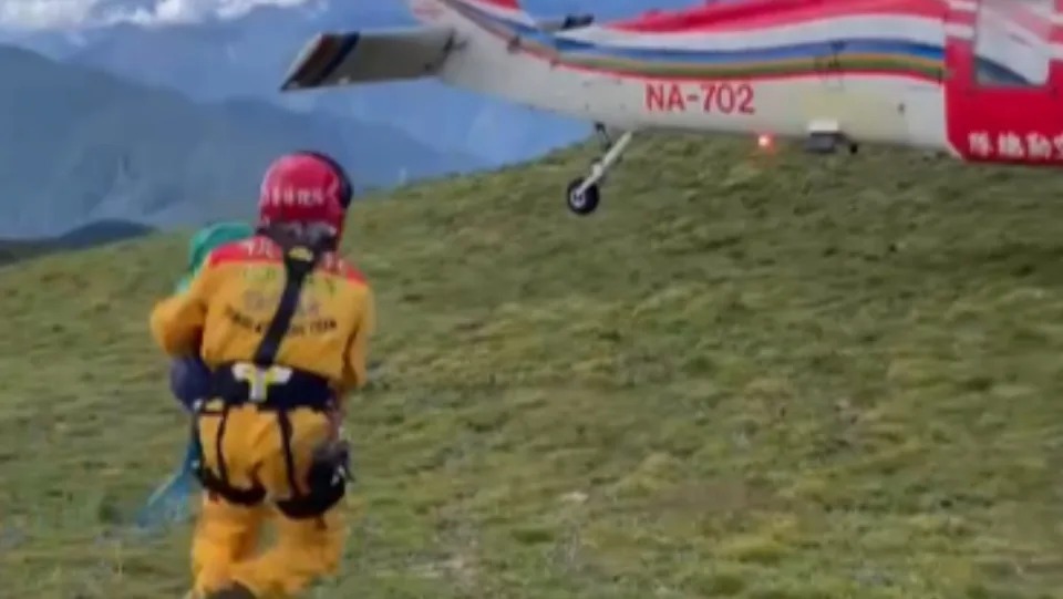 搜救人員表示，8歲男童存活的關鍵，是罹難2名大人捨生保護。（翻攝消防署特種搜救隊臉書）