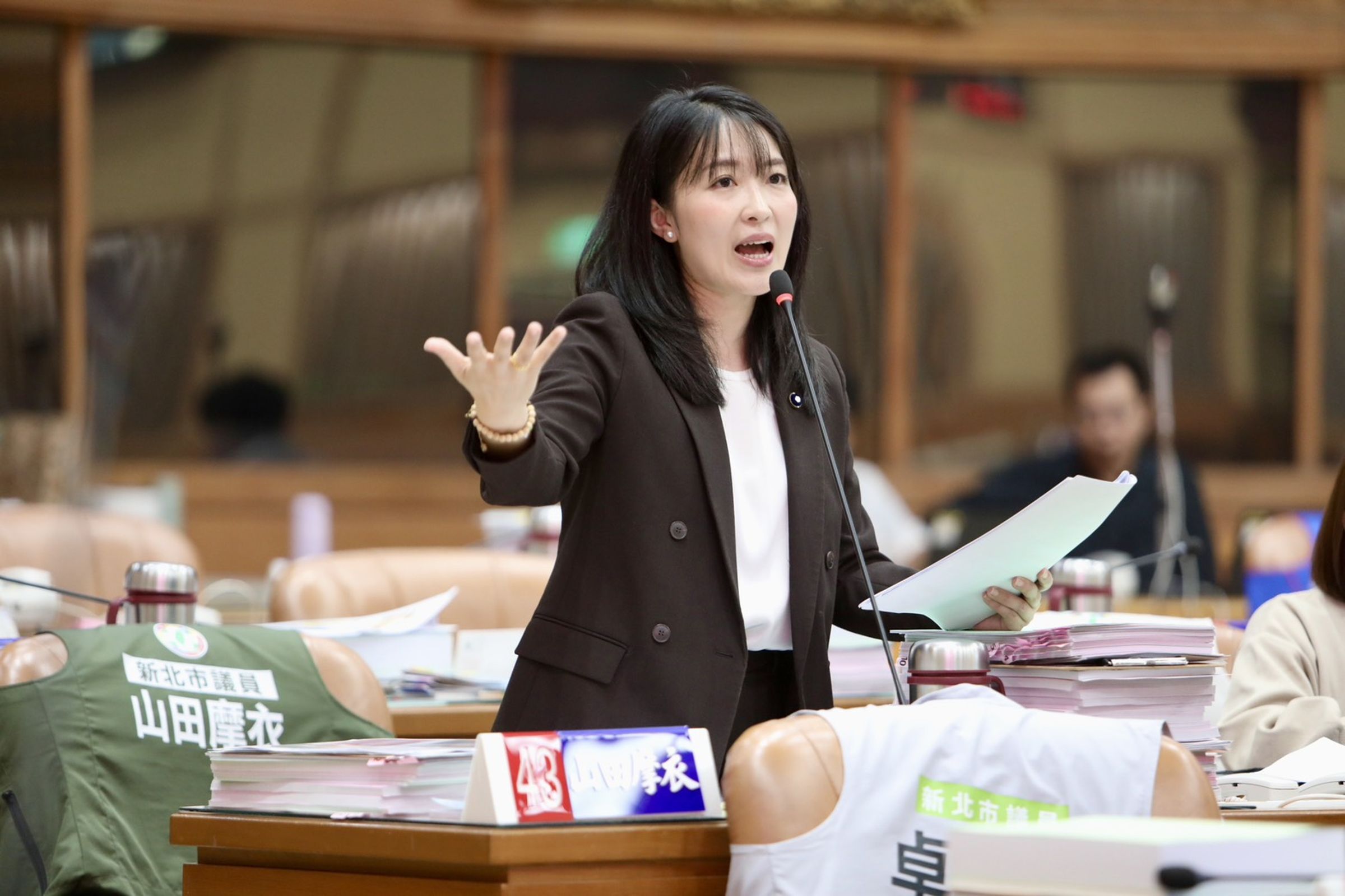 新北市議員山田摩衣質詢市長侯友宜，針對AI教育政策進度提出質疑。（山田摩衣辦公室提供）