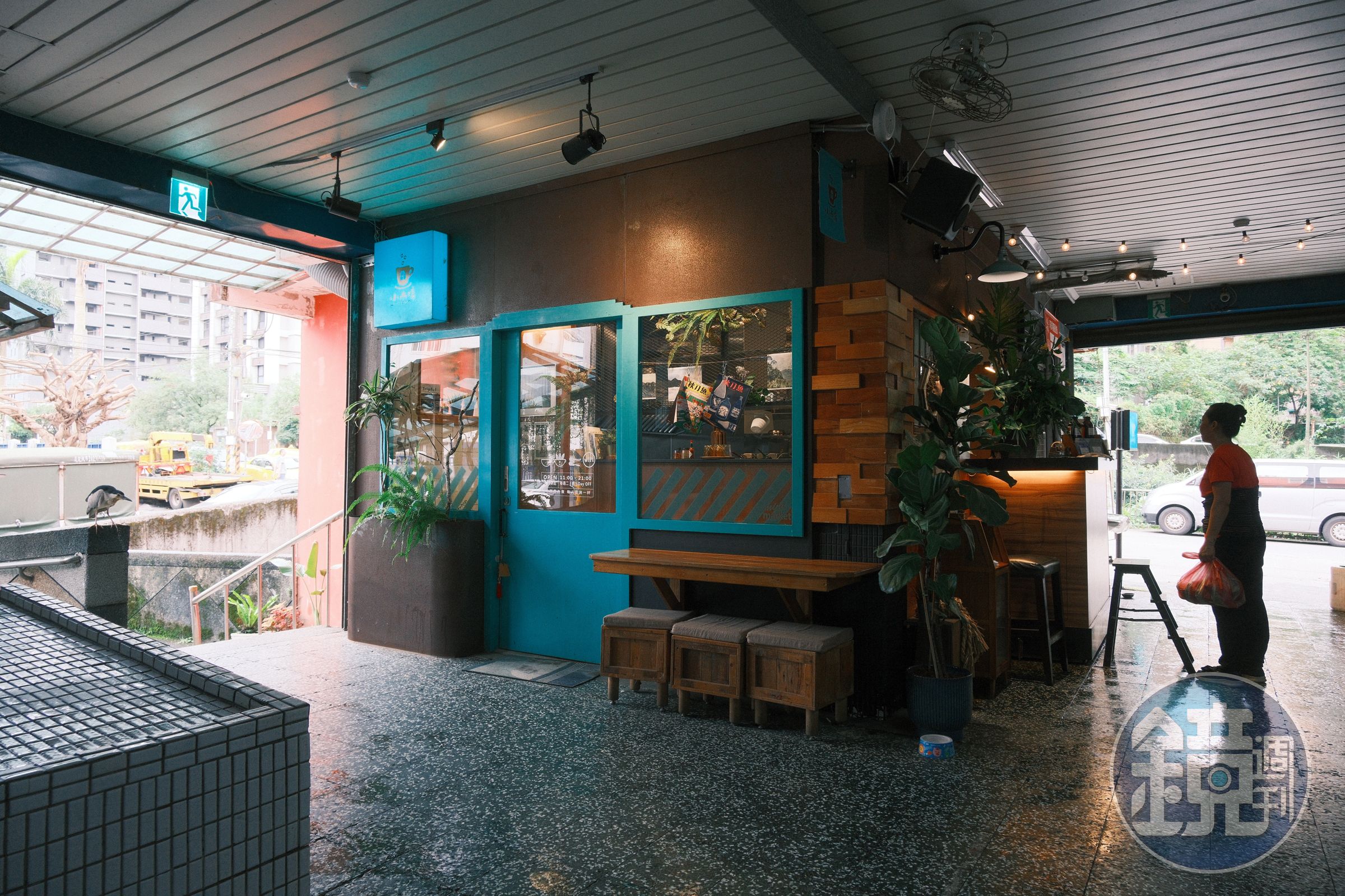 咖啡店位於轉角處，外觀木造設計色彩溫潤。