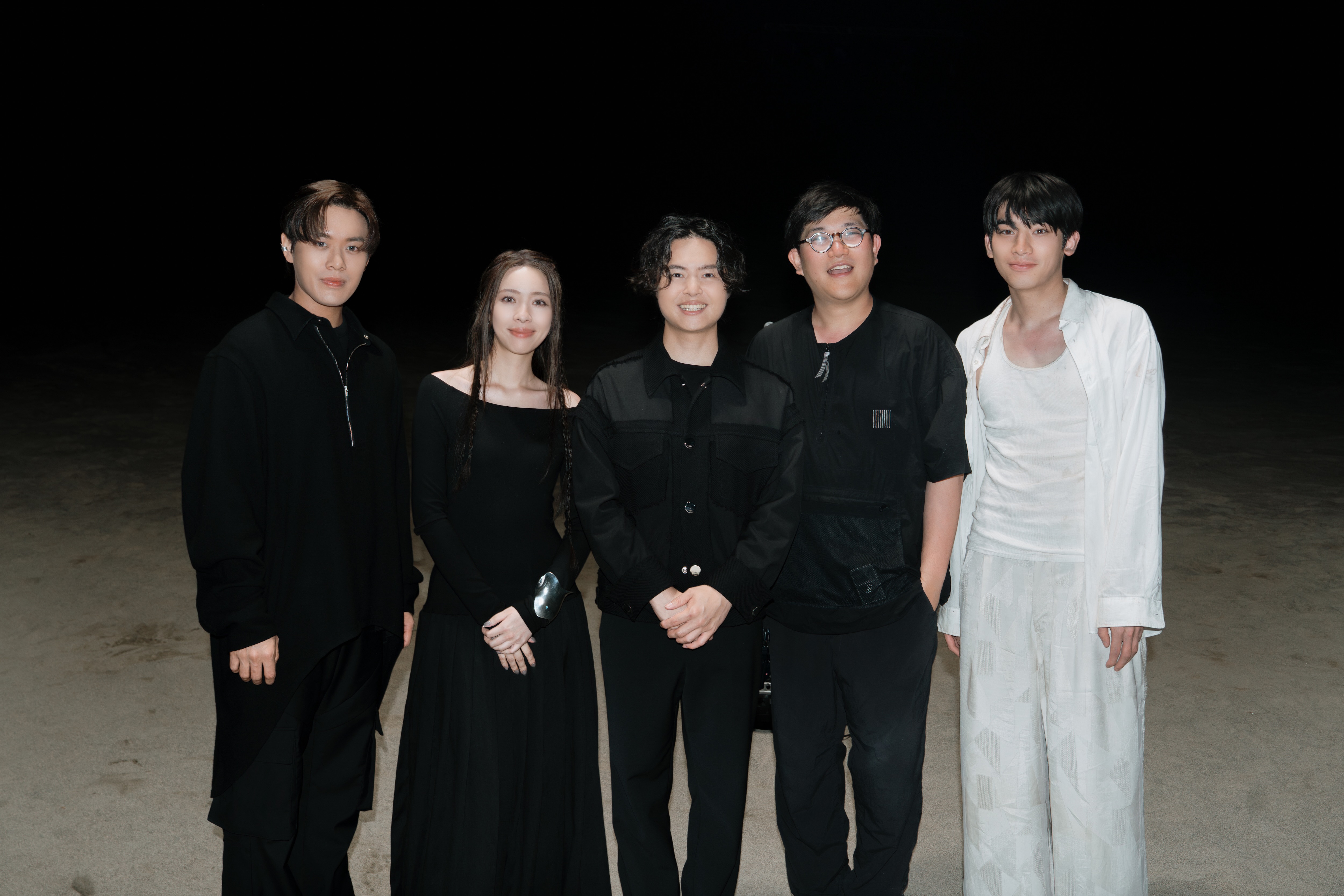 告五人〈黑夜狂奔〉MV邀請日本導演林響太朗（右二）執導、演員磯野駿英瑠（右一）出演。（相信音樂提供）