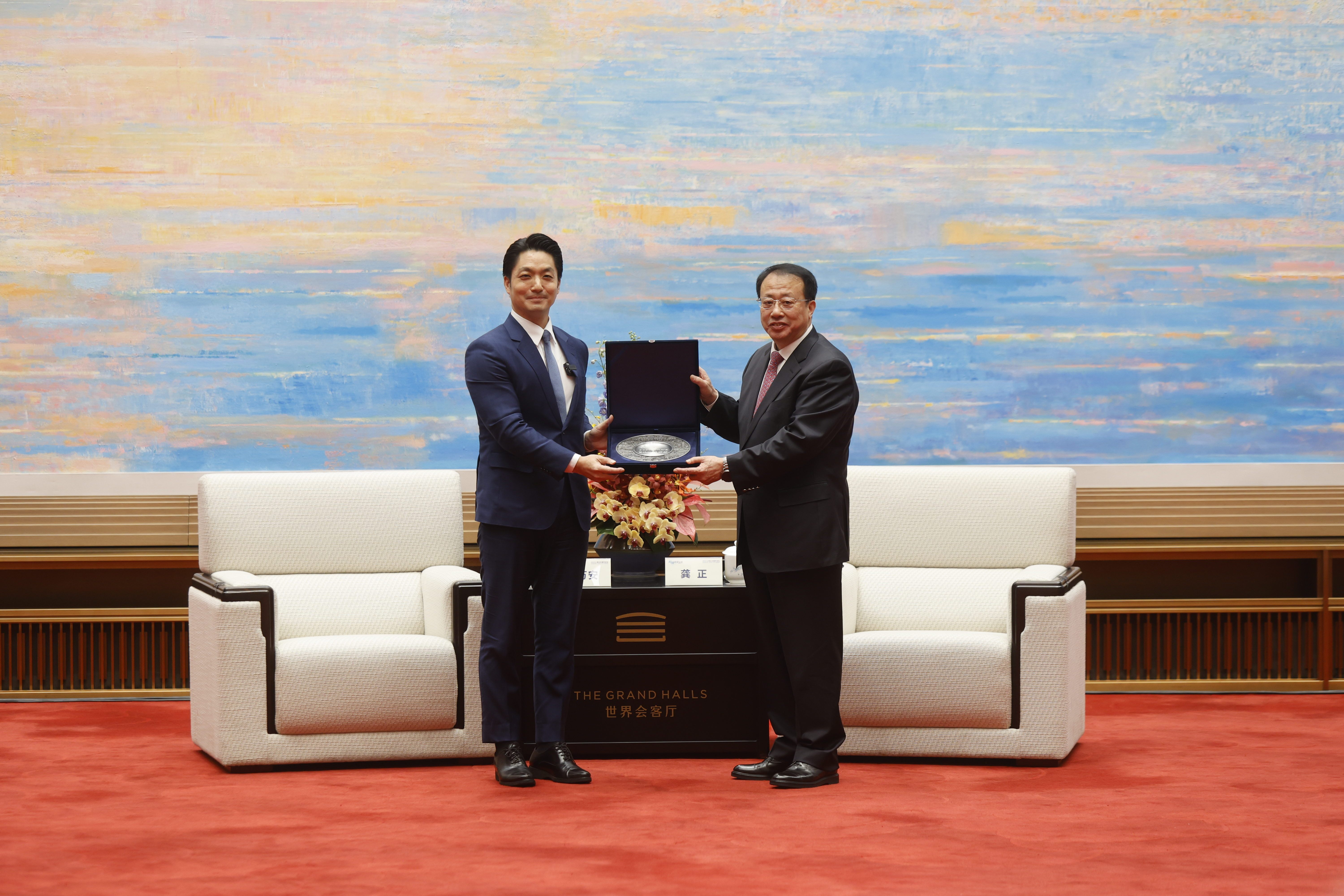 蔣萬安致贈給上海市長龔正「雙城共榮·北捷紀念錫盤」，寓意「錫（惜）福、惜情」。（北市府提供）
