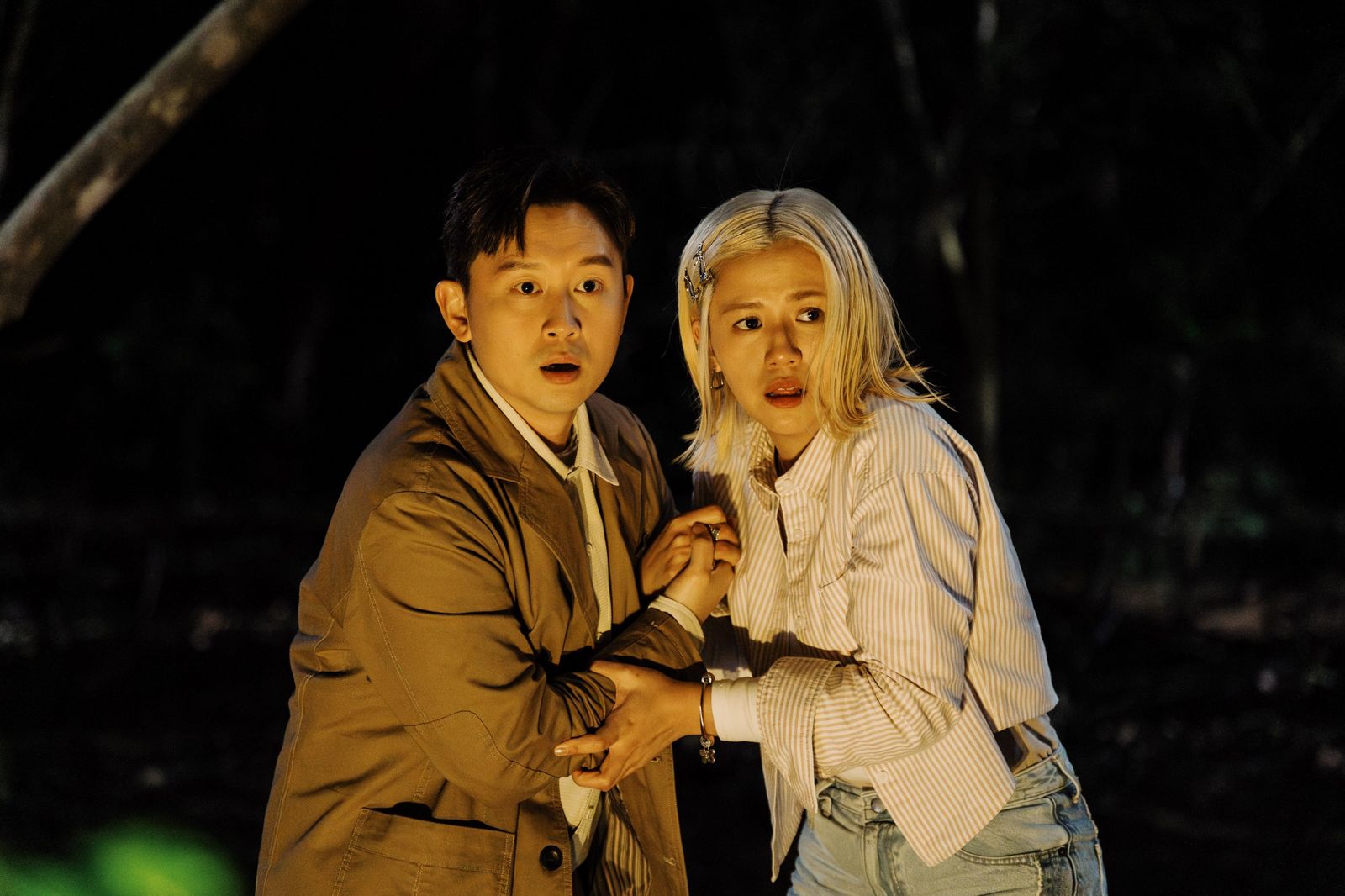 香港新生代演員楊偲泳(右)、凌文龍(左)主演的《UFO離奇命案》,將一場看似荒誕的事件發展成環環相扣、真假難辨的故事。(華映提供)