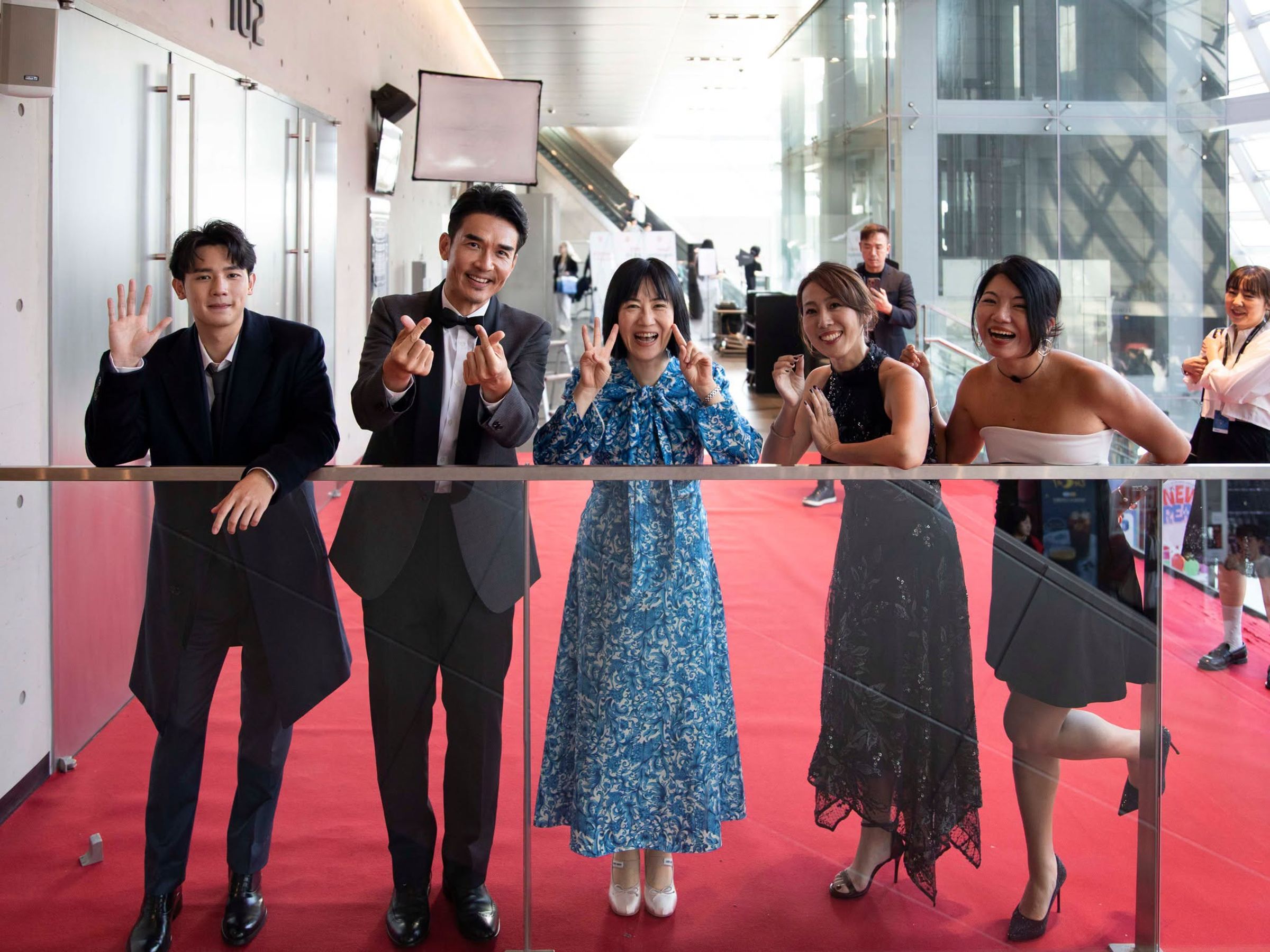 《有用的人》製片人林佳儒（右起）、演員 張詩盈、導演李芸嬋、演員楊一展、謝展榮開心出席釜山影展。（翻攝自文化內容策進院臉書）
