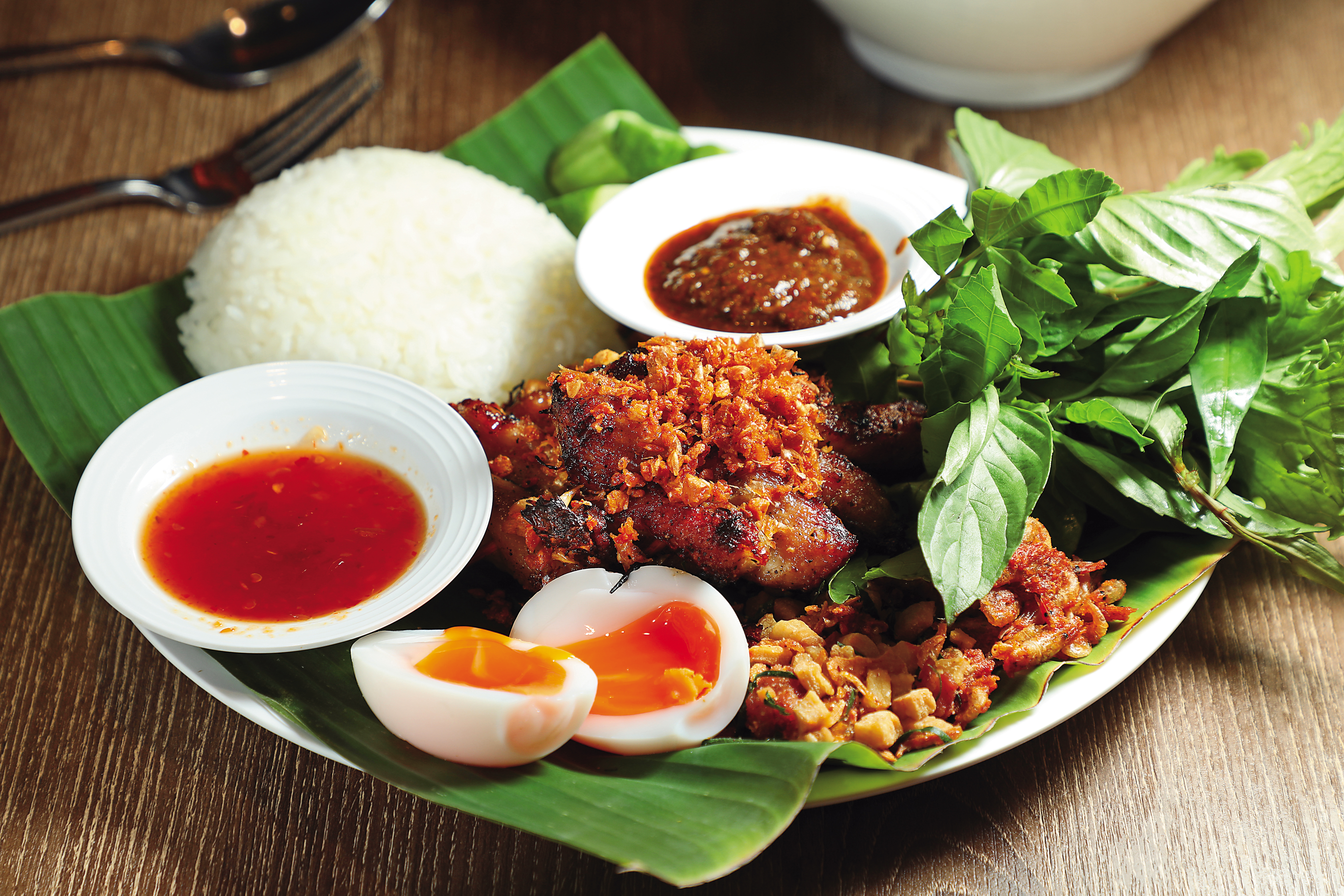 「坤泰國東北菜Krumn By Phed Phed」的「Grilled Pork烤豬肉飯」最精彩的毫無油耗味的豬油渣。（160泰銖／份，約NT$141）