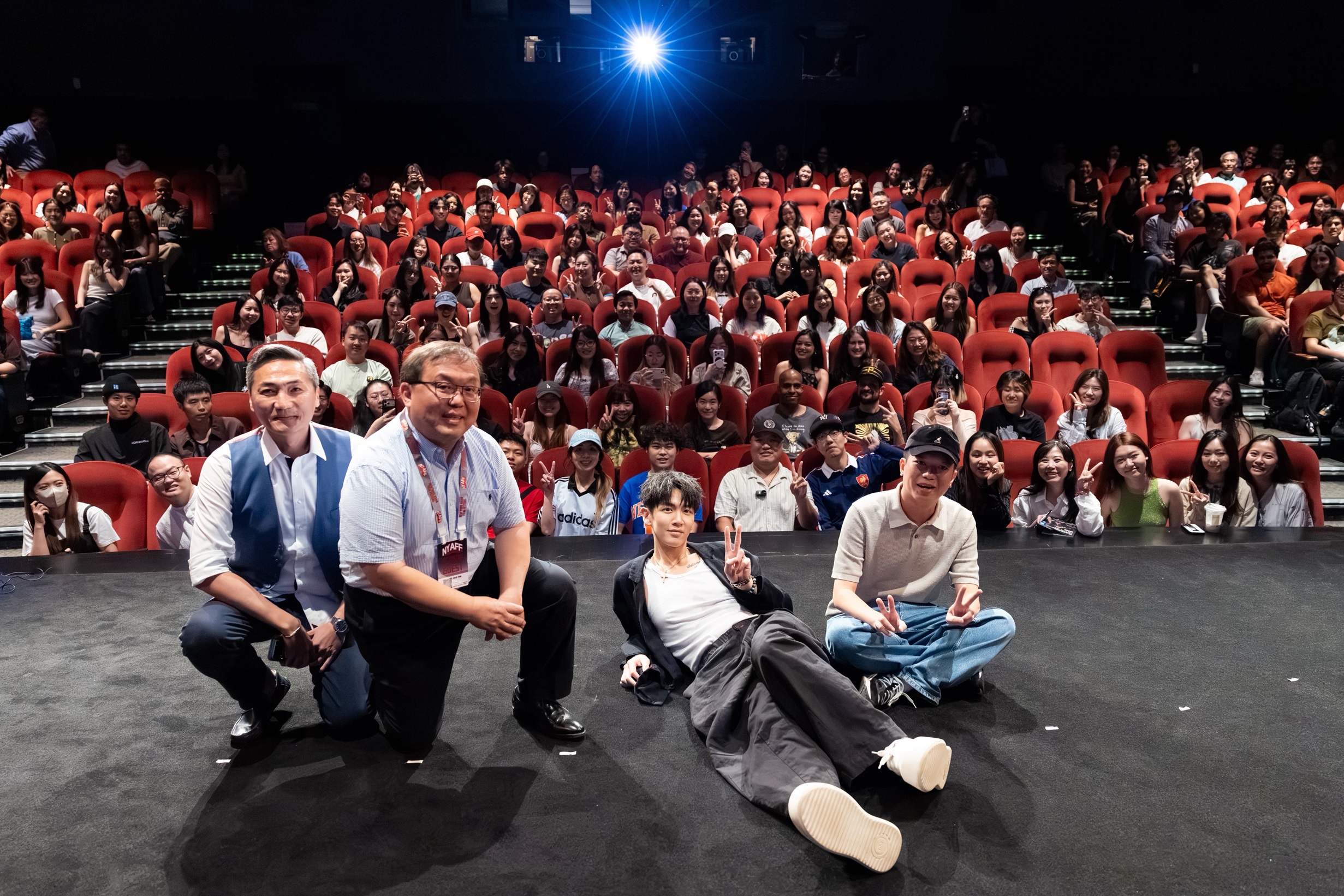 導演周鉅宏(右起)、柯震東、監製唐在揚出席《我未許願先吹蠟燭》北美首映。左為翻譯。(紐約亞洲影展 提供)