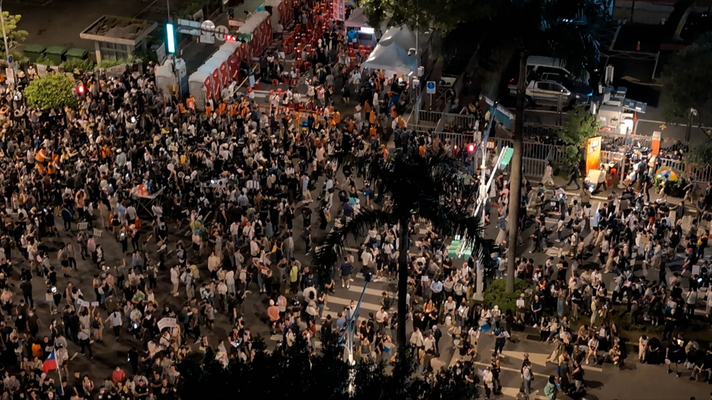 青鳥行動24日人潮蔓延到台大兒童醫院。(翻攝靠北護理師臉書)