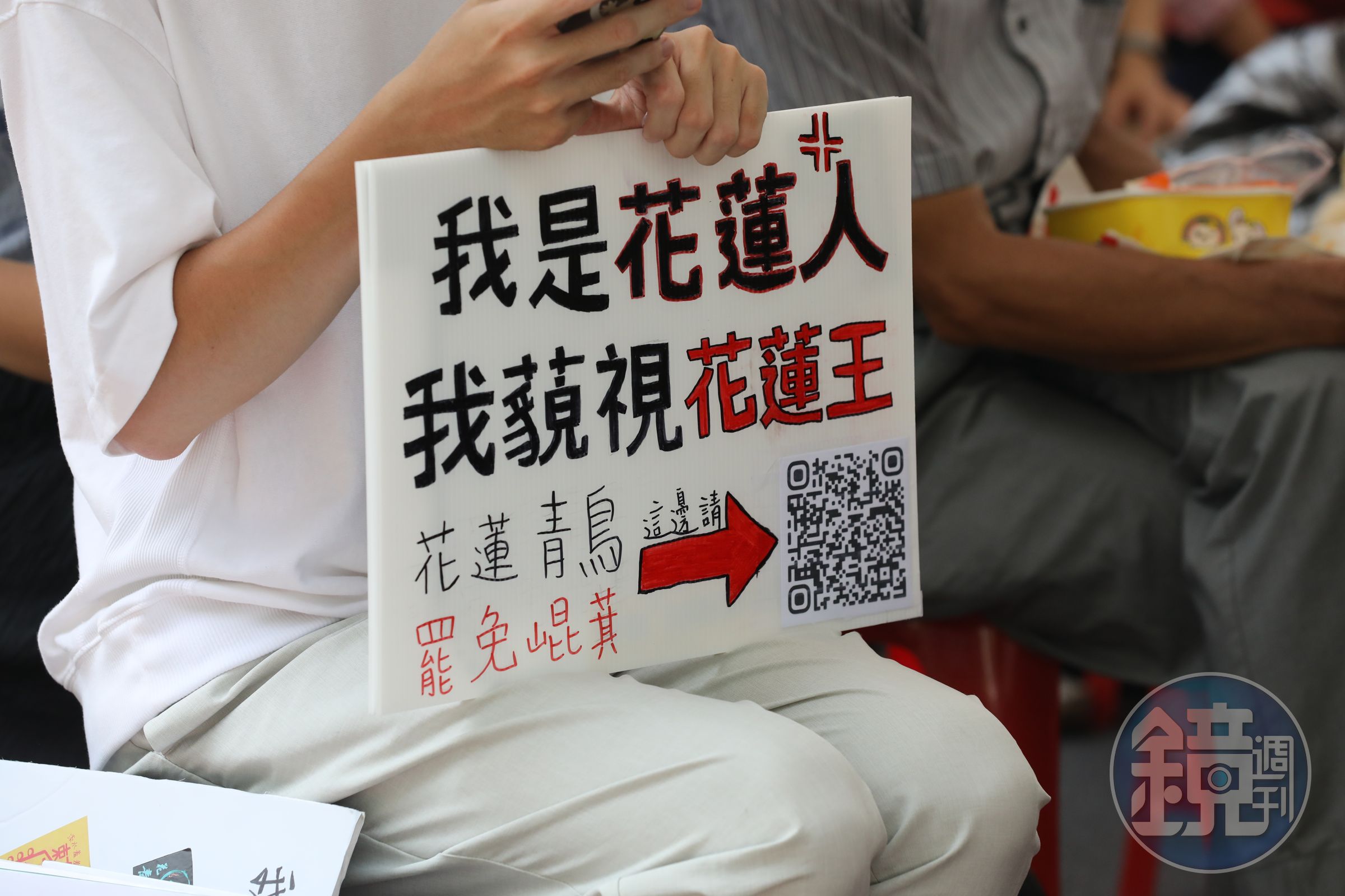 青鳥行動現場有民眾發起罷免傅崐萁等藍委的行動。